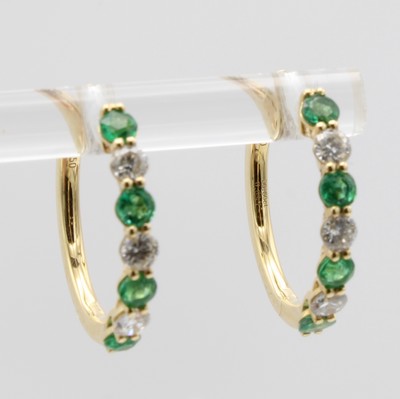 27036672a - Paar Creolen mit Smaragden und Brillanten, GG 750/000, 8 Smaragde zus. ca. 0.68 ct, 6 ...