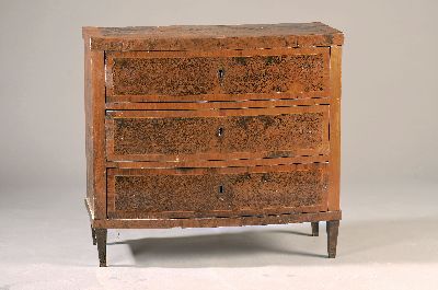 Image Bowfrontkommode des Biedermeier, deutsch, um 1840, Nußbaumfurnier, Fadenintarsien, z.T. ...