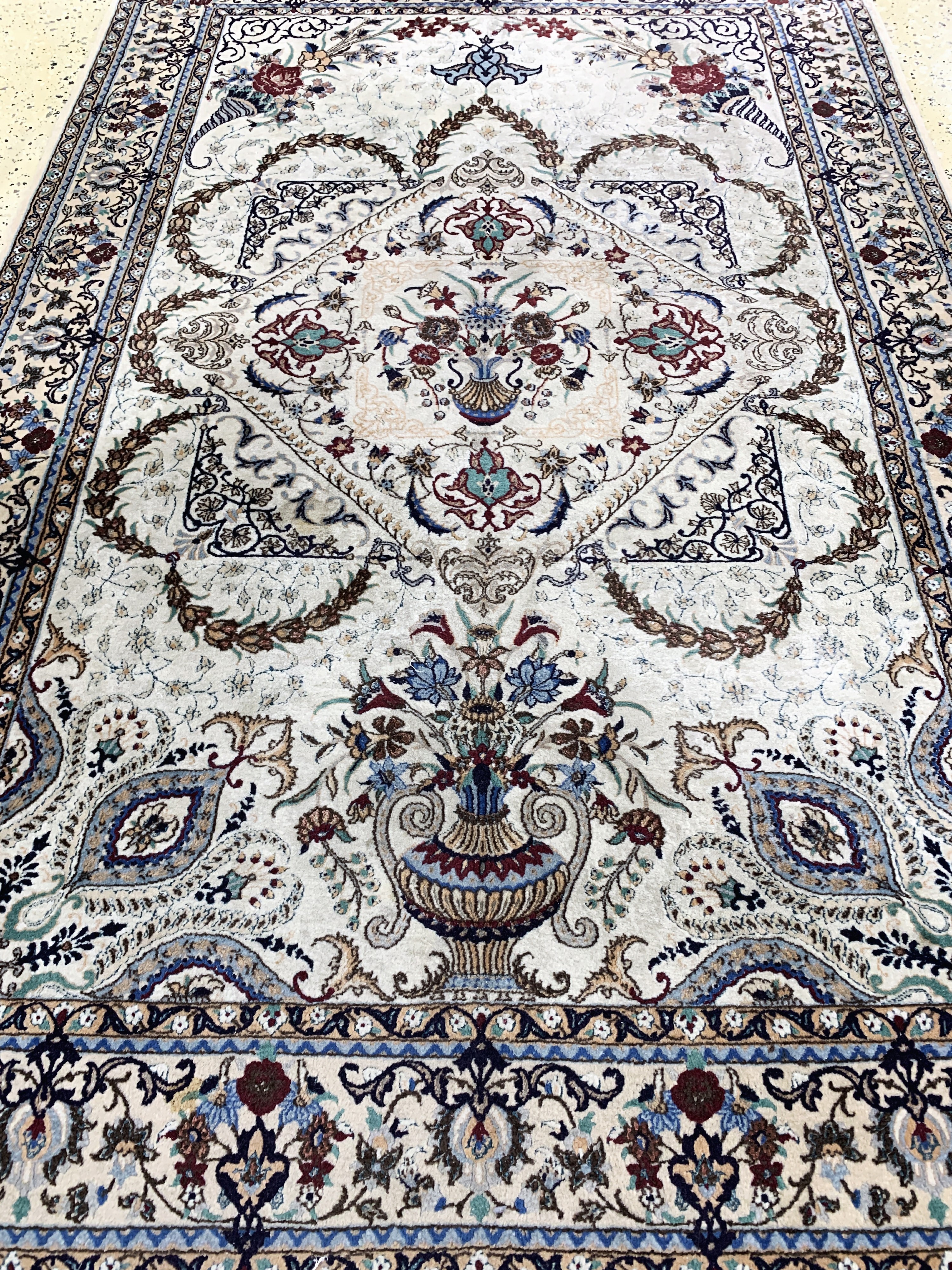 Detail d: Nain fein, Persien, Mitte 20.Jhd., Korkwolle mit Seide, ca. 195 x 128 cm, EHZ: 2,reinigungsbedürftig