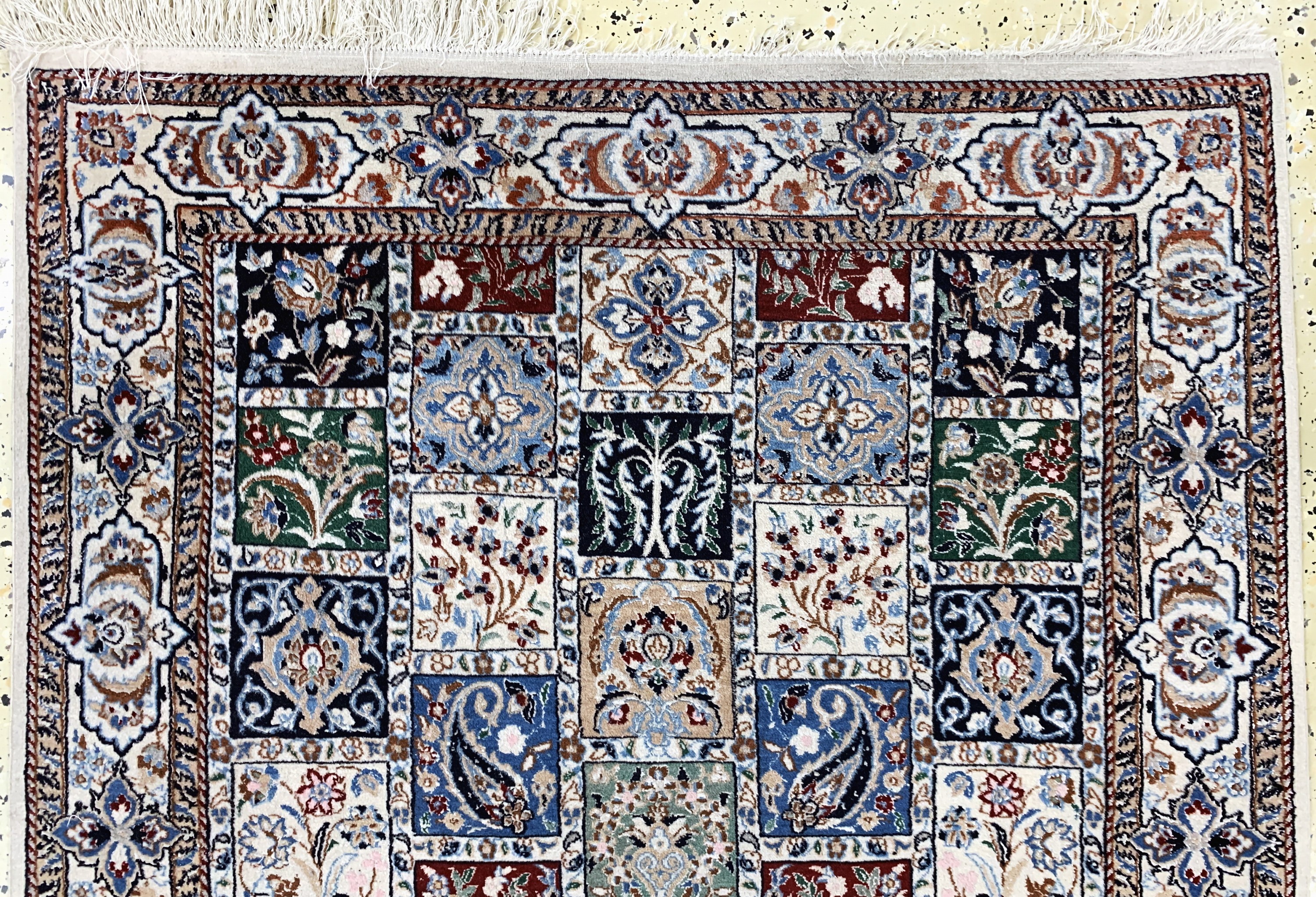 Detail a: Nain fein, Persien, Mitte 20.Jhd., Korkwolle mit Seide, ca. 153 x 98 cm, EHZ: 2-3