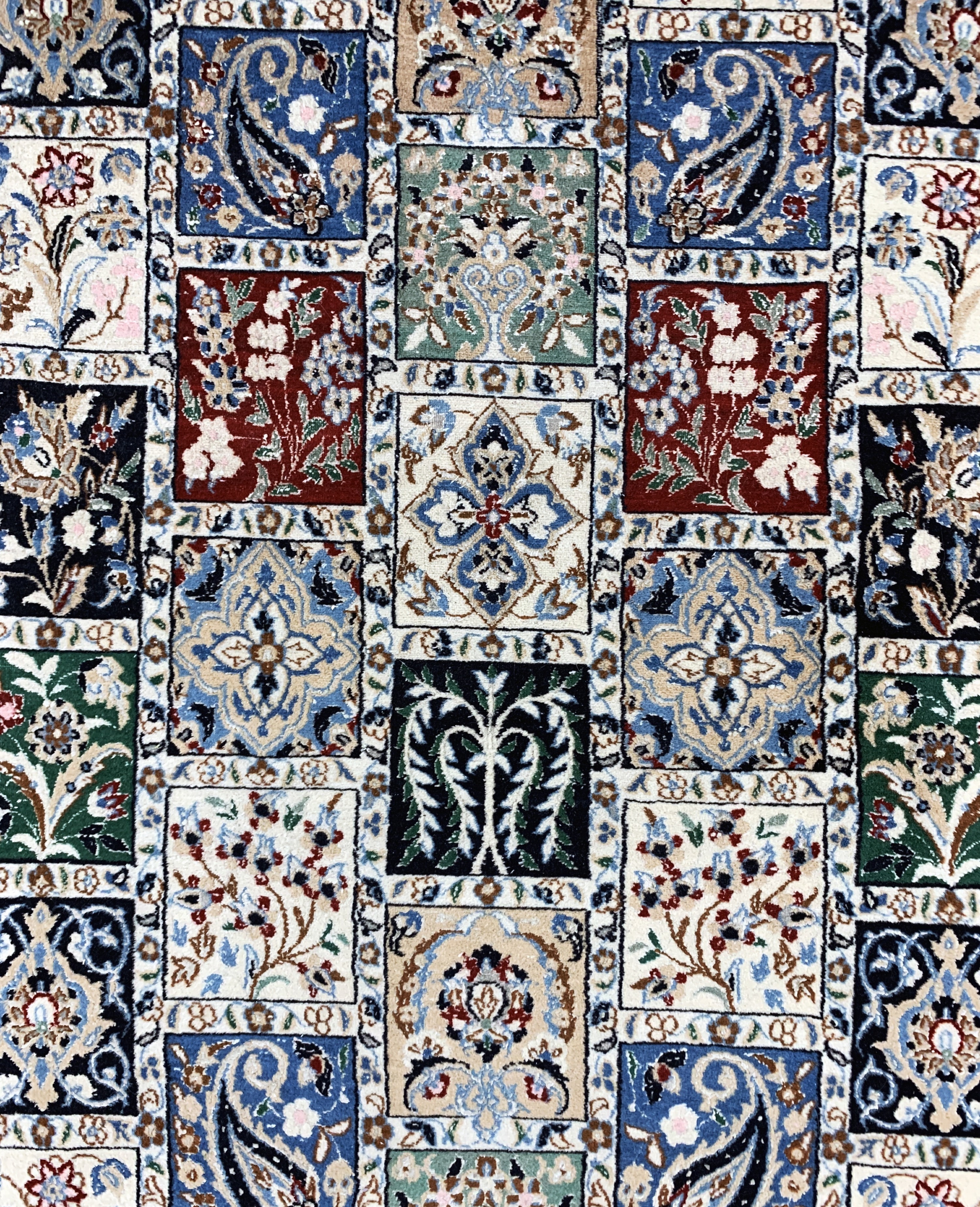 Detail b: Nain fein, Persien, Mitte 20.Jhd., Korkwolle mit Seide, ca. 153 x 98 cm, EHZ: 2-3