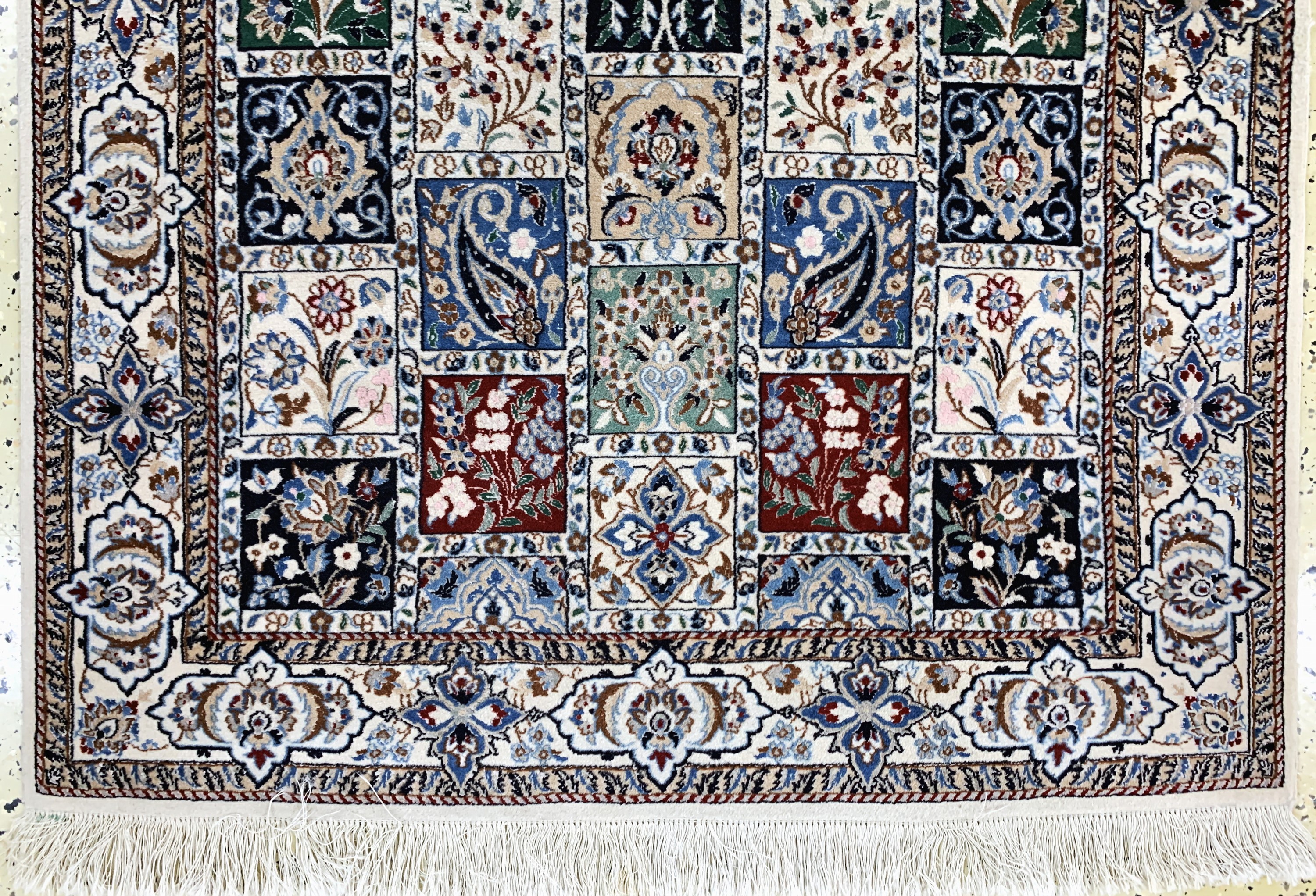 Detail c: Nain fein, Persien, Mitte 20.Jhd., Korkwolle mit Seide, ca. 153 x 98 cm, EHZ: 2-3