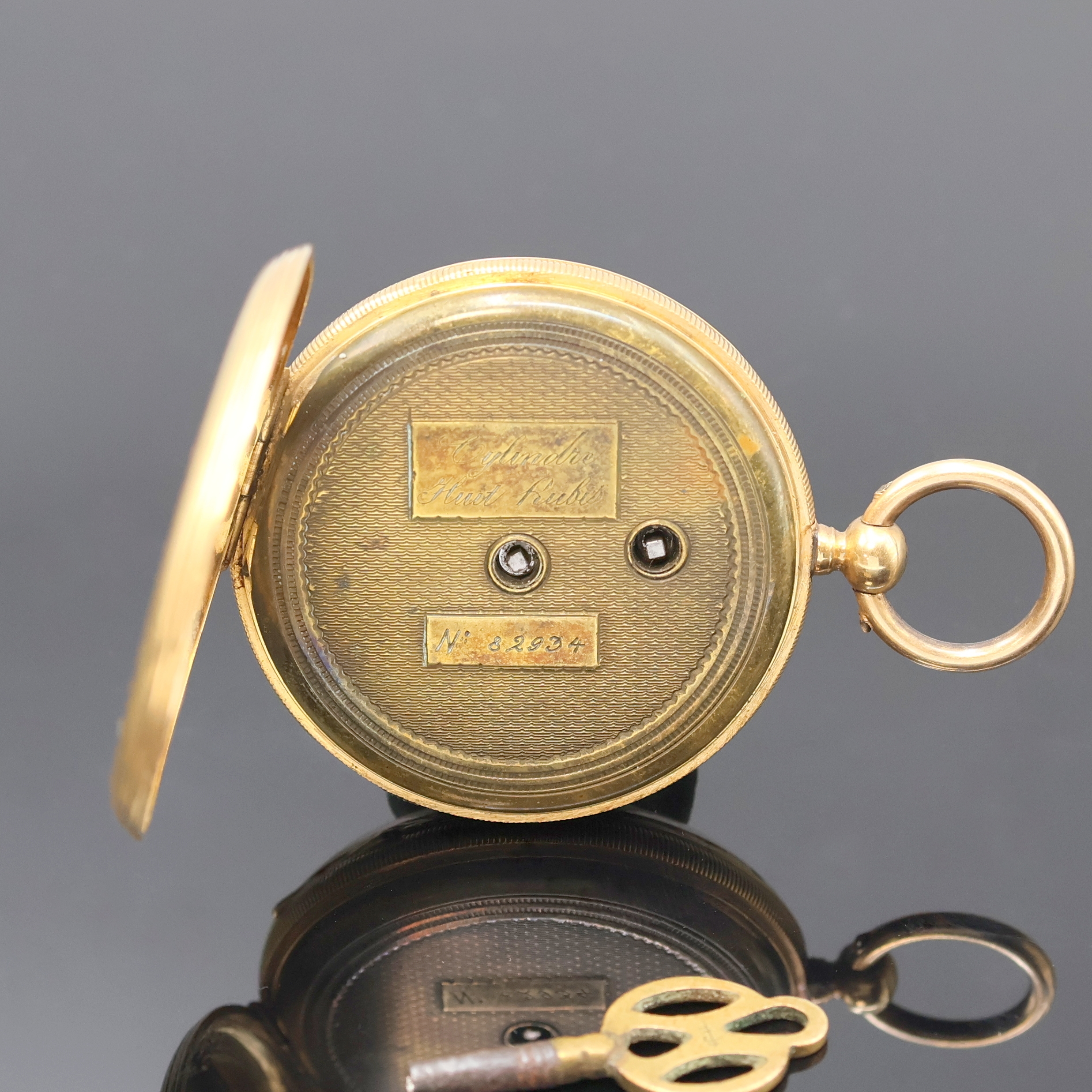 Detail b: Offene Herrentaschenuhr in GG 750/000 mit Schlüsselaufzug, Schweiz um 1860, guill., aufw. grav. Geh. dell. m. geripptem Rand, Emailzifferbl. ...