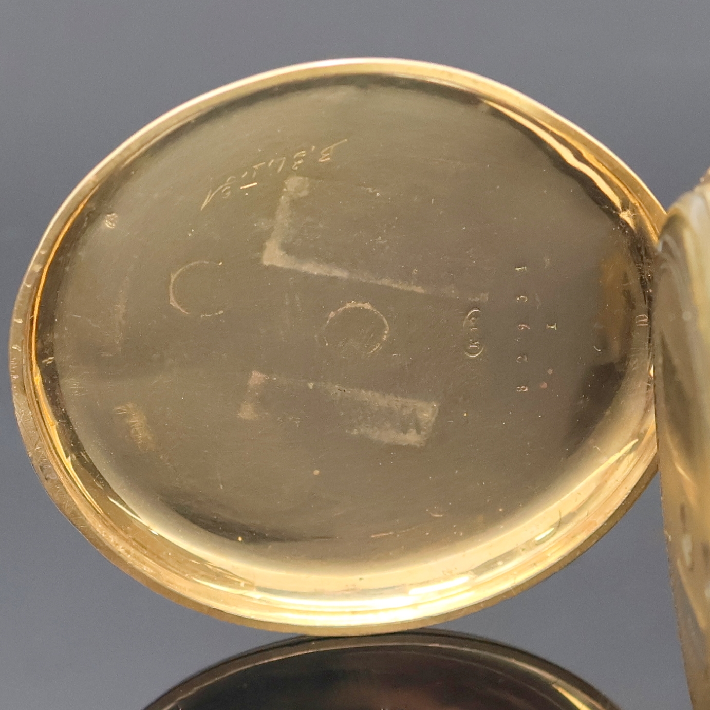 Detail c: Offene Herrentaschenuhr in GG 750/000 mit Schlüsselaufzug, Schweiz um 1860, guill., aufw. grav. Geh. dell. m. geripptem Rand, Emailzifferbl. ...