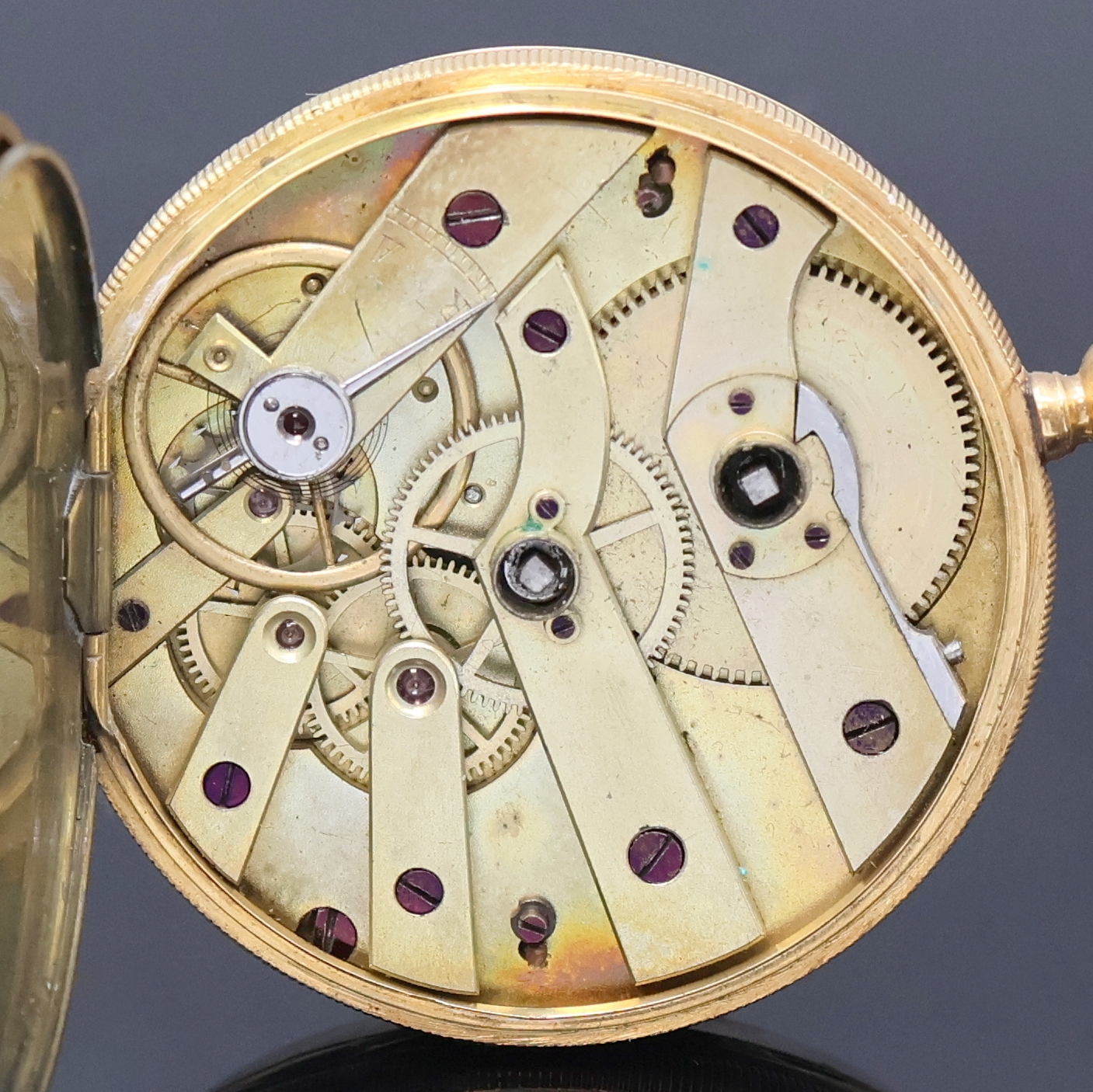 Detail d: Offene Herrentaschenuhr in GG 750/000 mit Schlüsselaufzug, Schweiz um 1860, guill., aufw. grav. Geh. dell. m. geripptem Rand, Emailzifferbl. ...
