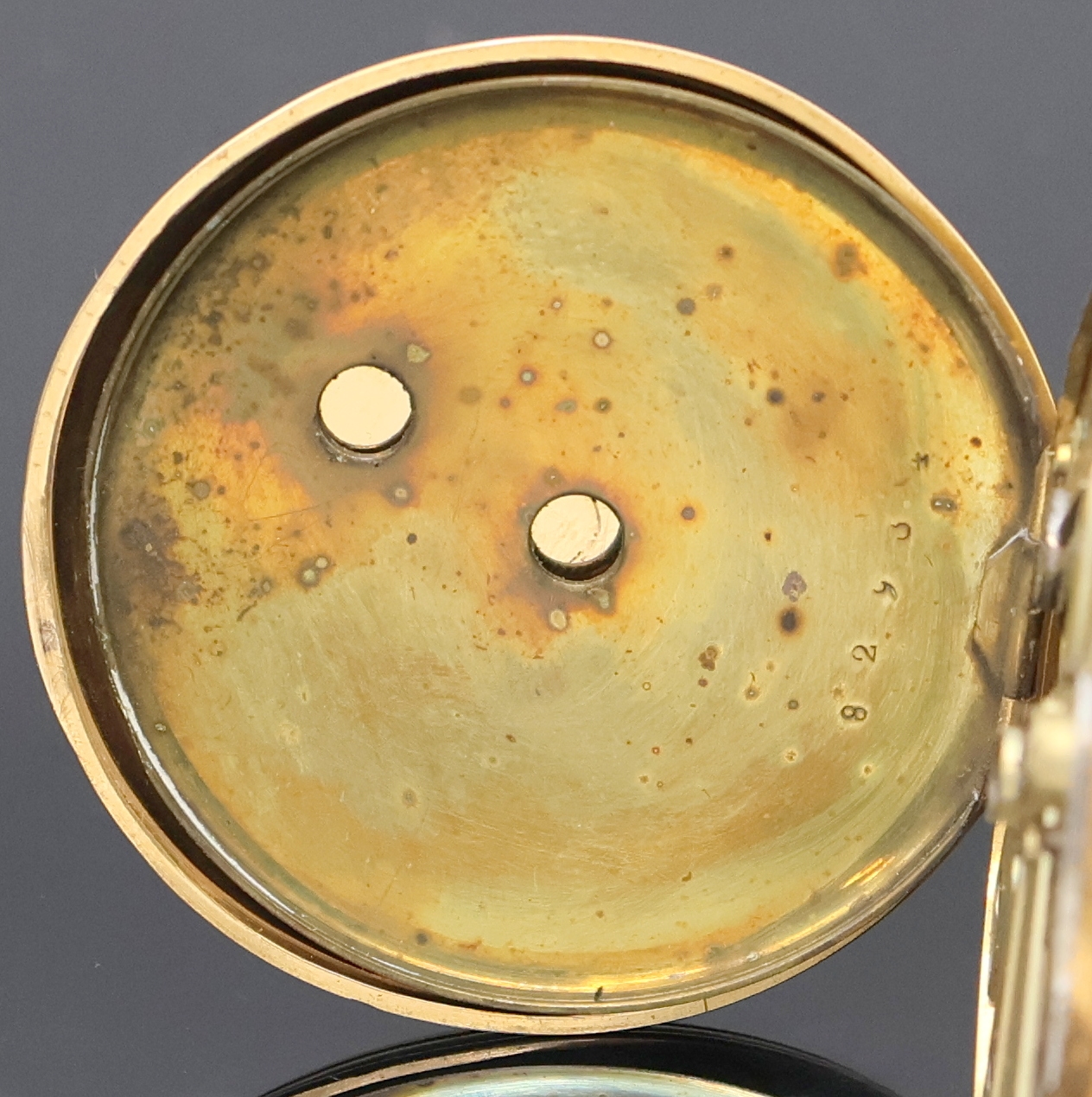 Detail e: Offene Herrentaschenuhr in GG 750/000 mit Schlüsselaufzug, Schweiz um 1860, guill., aufw. grav. Geh. dell. m. geripptem Rand, Emailzifferbl. ...