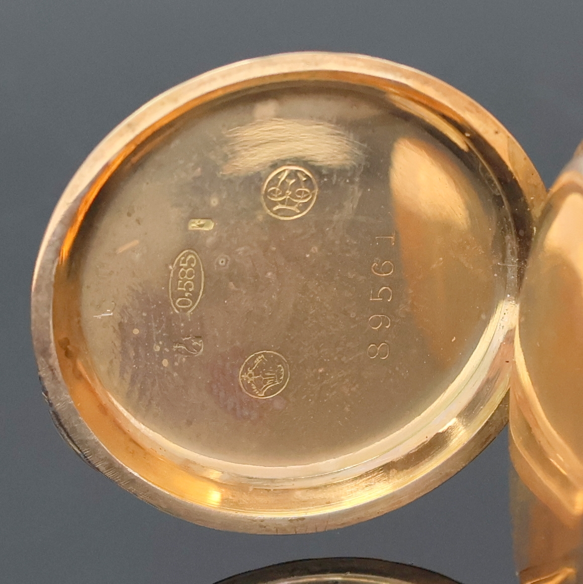 Detail i: Konvolut von 2 Damentaschenuhren in RoseG 585/000, Schweiz um 1880/1900, guill. Geh., Emailzifferblätter riss., verg. Zylinderwerke, 1.) ...