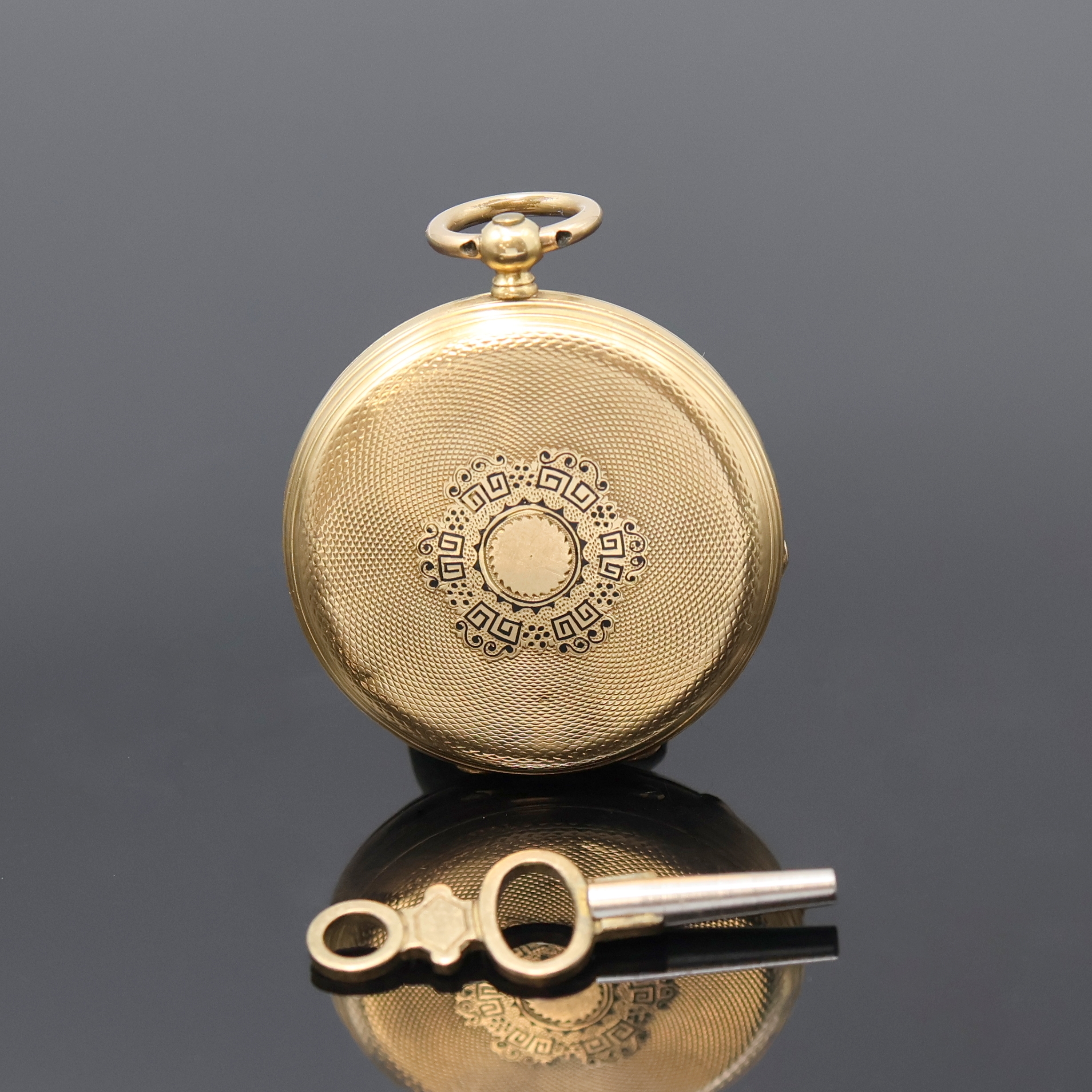 Detail a: Offene Damentaschenuhr in GG 750/000 mit Schlüsselaufzug, Schweiz um 1870, guill. Geh. teils fein schwarz emailliert, Metallcuvette, Emailzifferbl. ...
