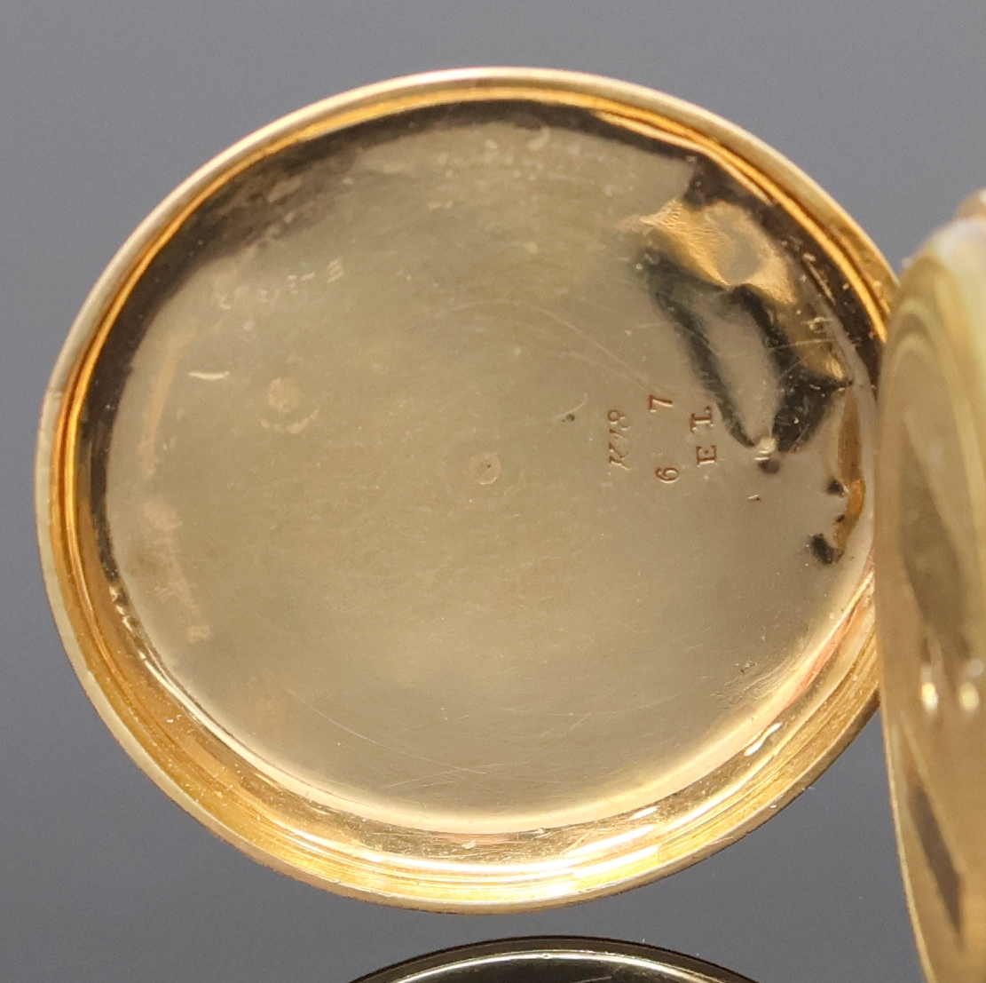 Detail c: Offene Damentaschenuhr in GG 750/000 mit Schlüsselaufzug, Schweiz um 1870, guill. Geh. teils fein schwarz emailliert, Metallcuvette, Emailzifferbl. ...