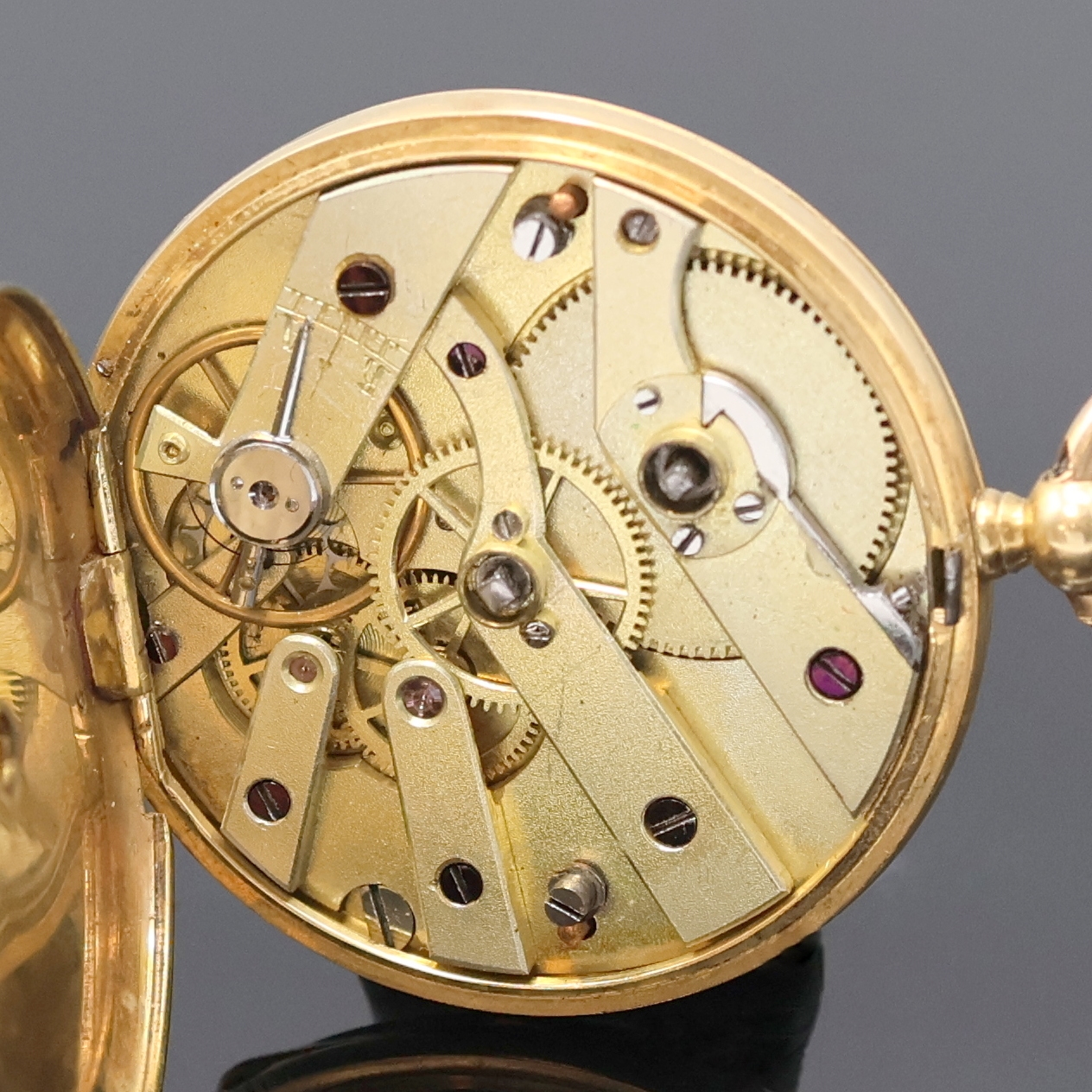 Detail d: Offene Damentaschenuhr in GG 750/000 mit Schlüsselaufzug, Schweiz um 1870, guill. Geh. teils fein schwarz emailliert, Metallcuvette, Emailzifferbl. ...