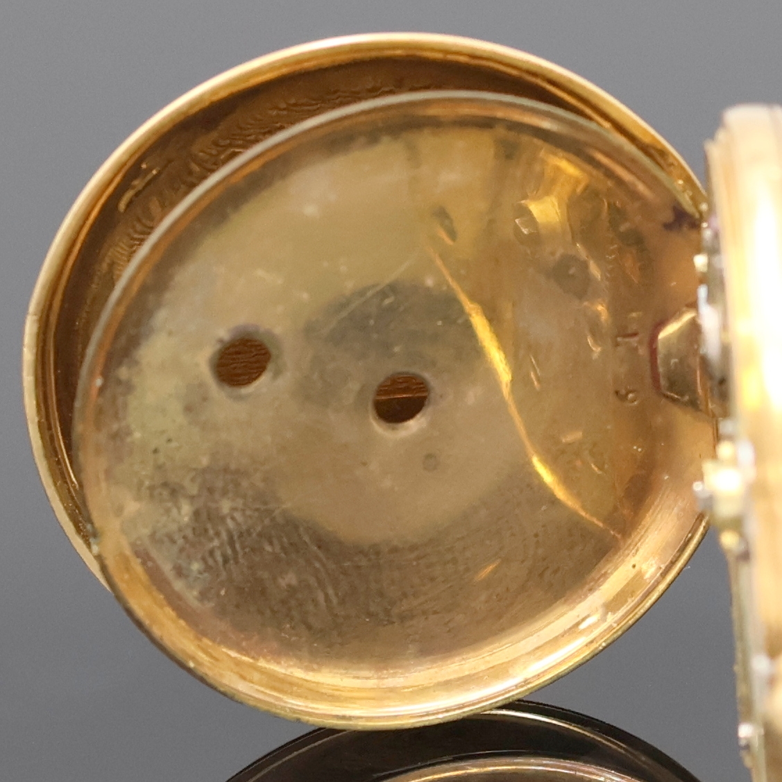 Detail e: Offene Damentaschenuhr in GG 750/000 mit Schlüsselaufzug, Schweiz um 1870, guill. Geh. teils fein schwarz emailliert, Metallcuvette, Emailzifferbl. ...