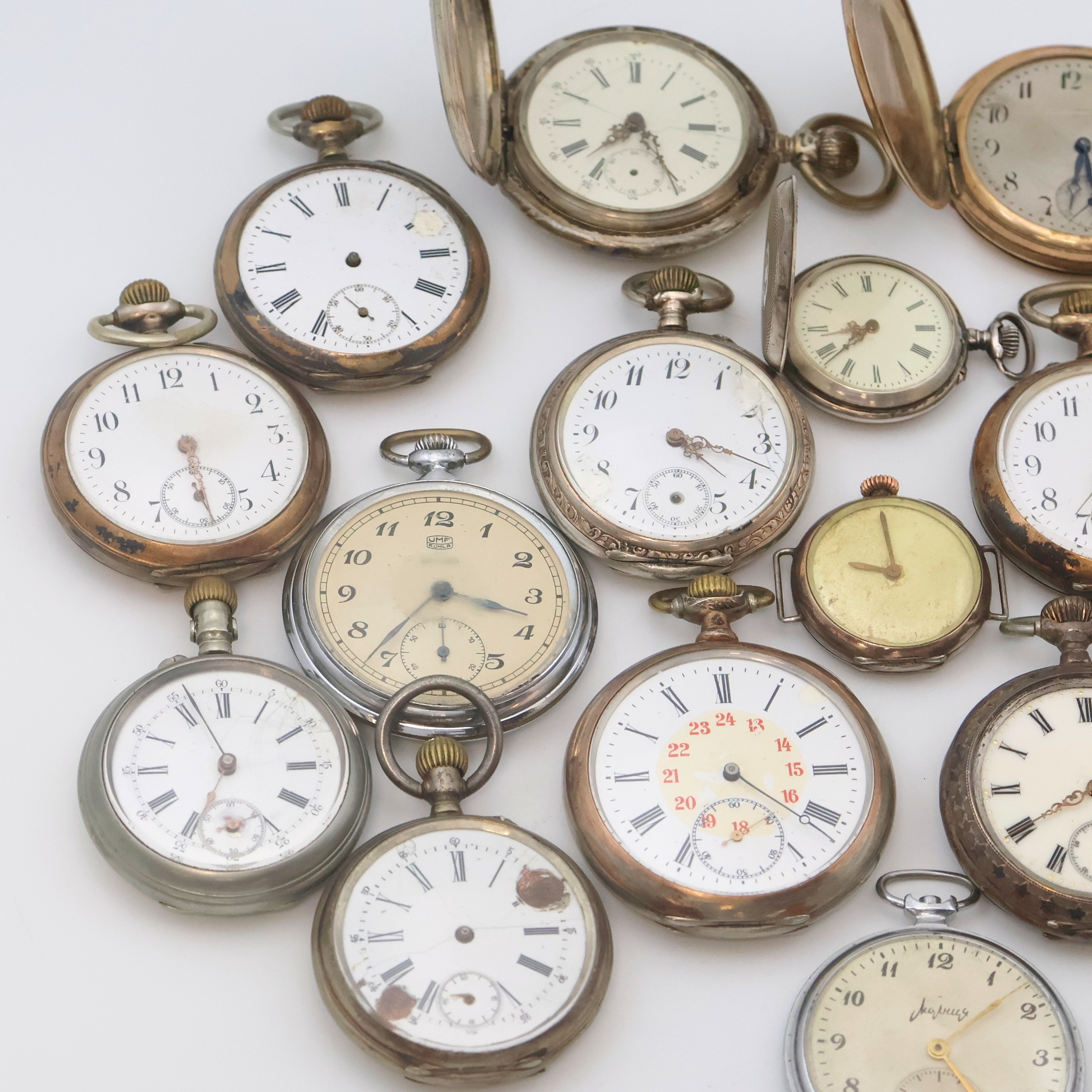 Detail a: Konvolut von 19 Taschenuhren mit Kronenaufzug in verschieden Materialien, um 1880-1960, 16 offene Geh., 3 x Savonette, 14 x in Silber, 15 x ...