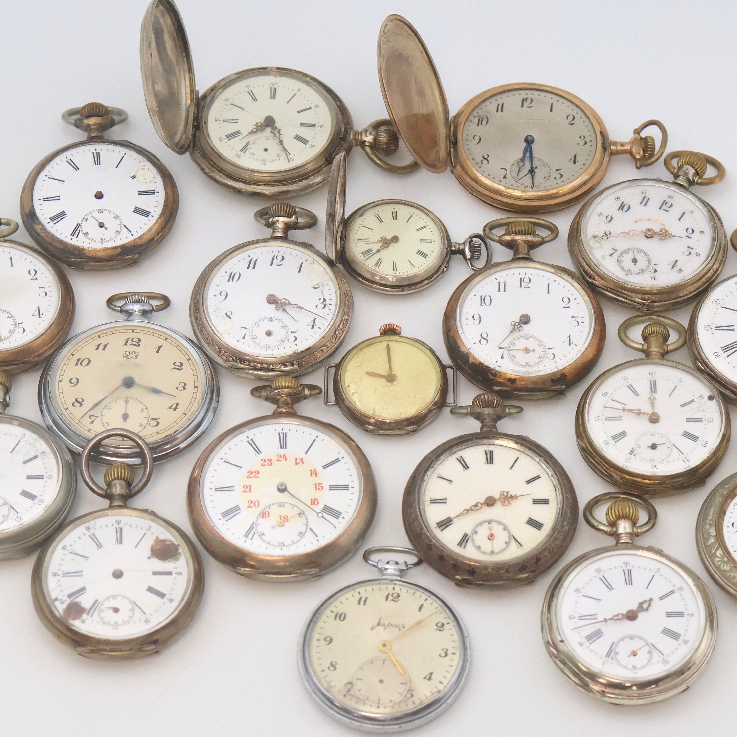 Detail b: Konvolut von 19 Taschenuhren mit Kronenaufzug in verschieden Materialien, um 1880-1960, 16 offene Geh., 3 x Savonette, 14 x in Silber, 15 x ...