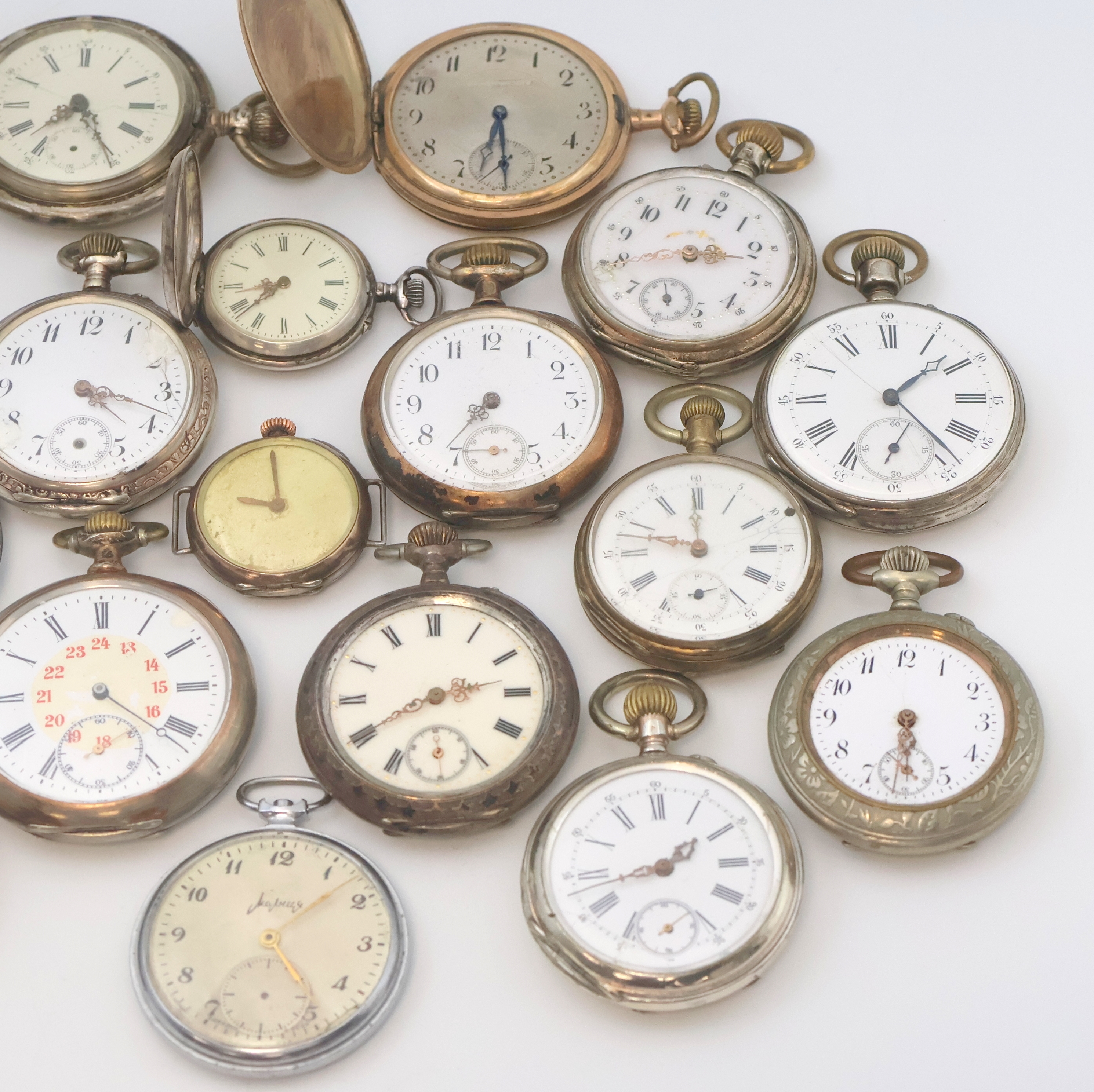 Detail c: Konvolut von 19 Taschenuhren mit Kronenaufzug in verschieden Materialien, um 1880-1960, 16 offene Geh., 3 x Savonette, 14 x in Silber, 15 x ...