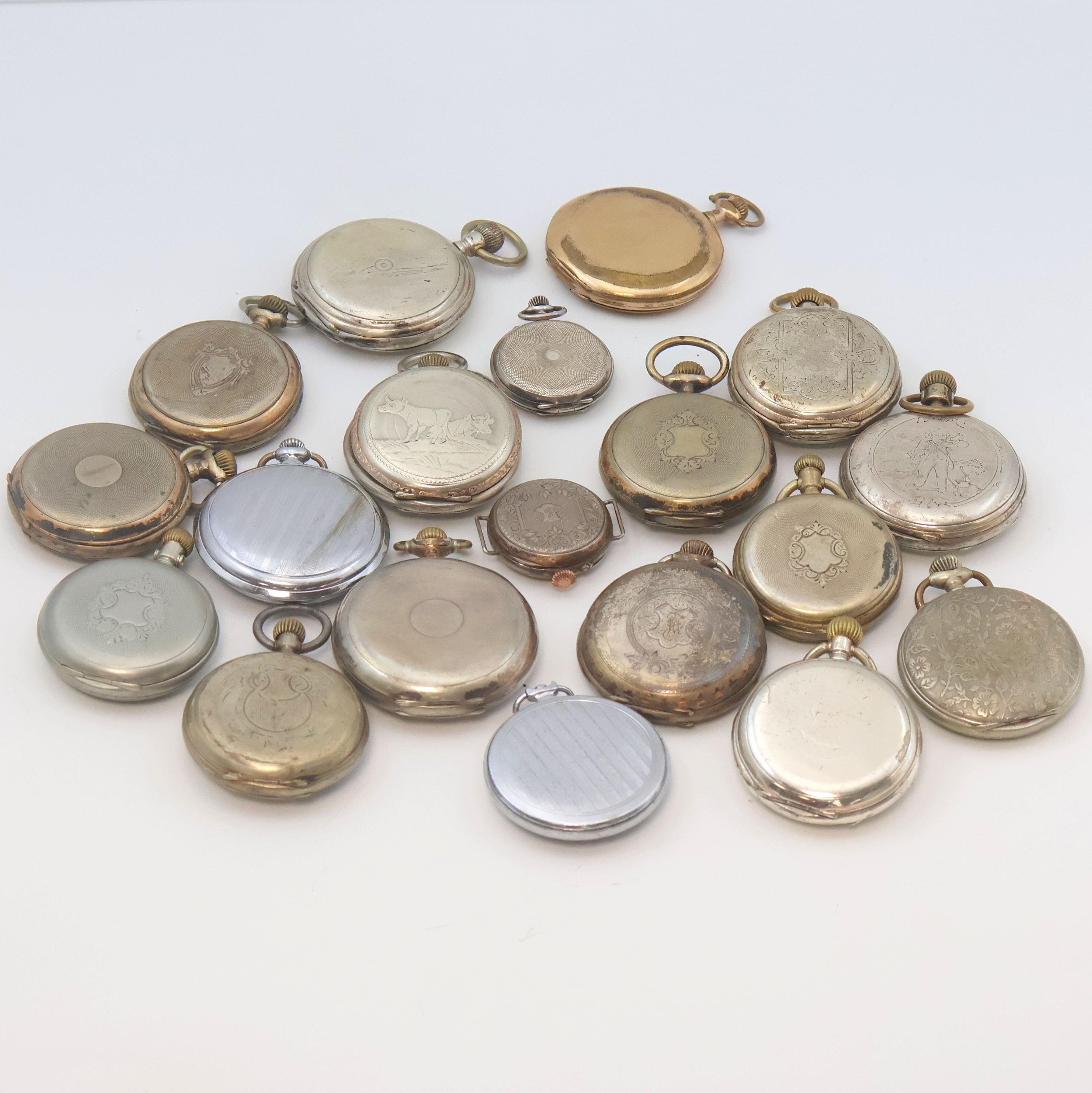 Detail d: Konvolut von 19 Taschenuhren mit Kronenaufzug in verschieden Materialien, um 1880-1960, 16 offene Geh., 3 x Savonette, 14 x in Silber, 15 x ...