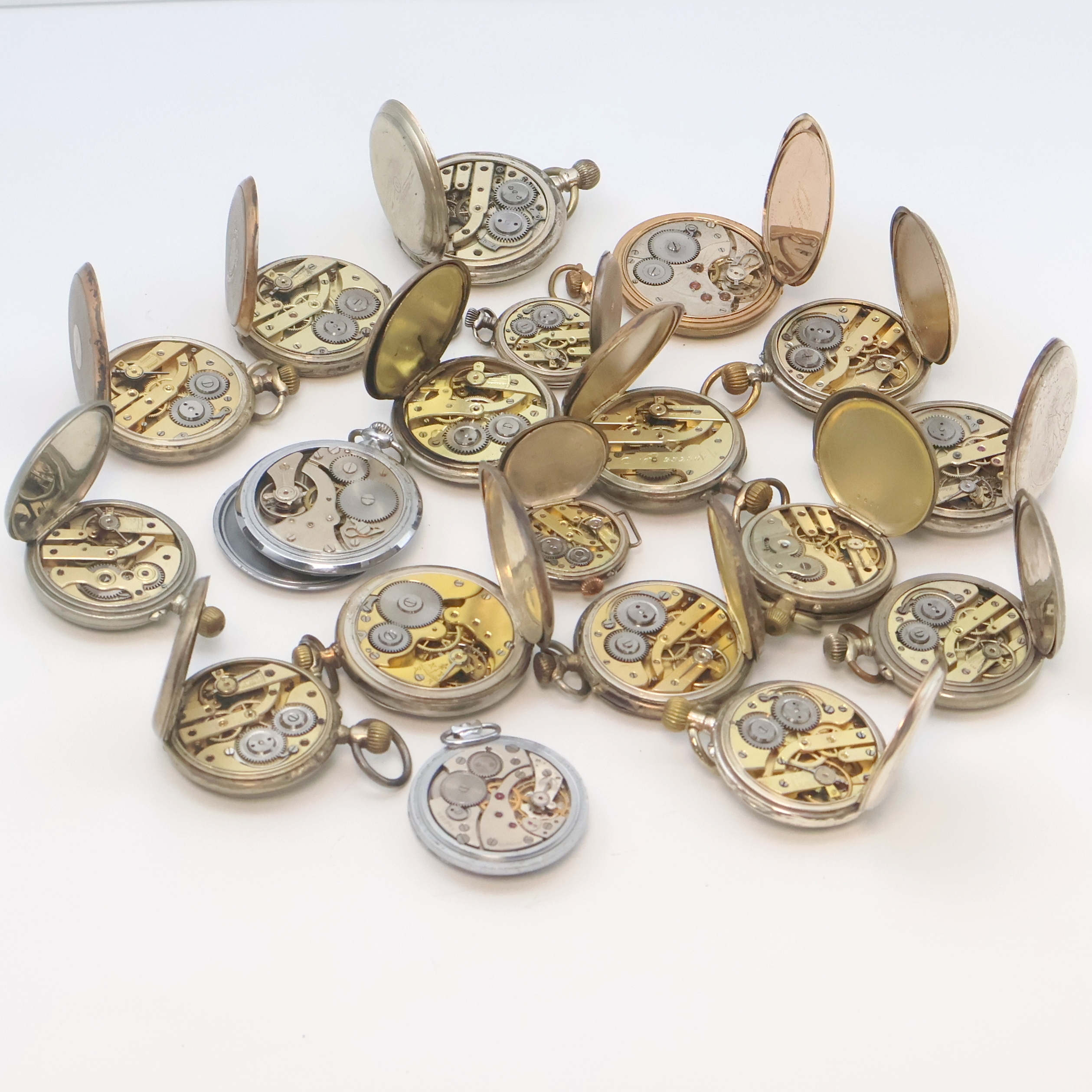 Detail e: Konvolut von 19 Taschenuhren mit Kronenaufzug in verschieden Materialien, um 1880-1960, 16 offene Geh., 3 x Savonette, 14 x in Silber, 15 x ...