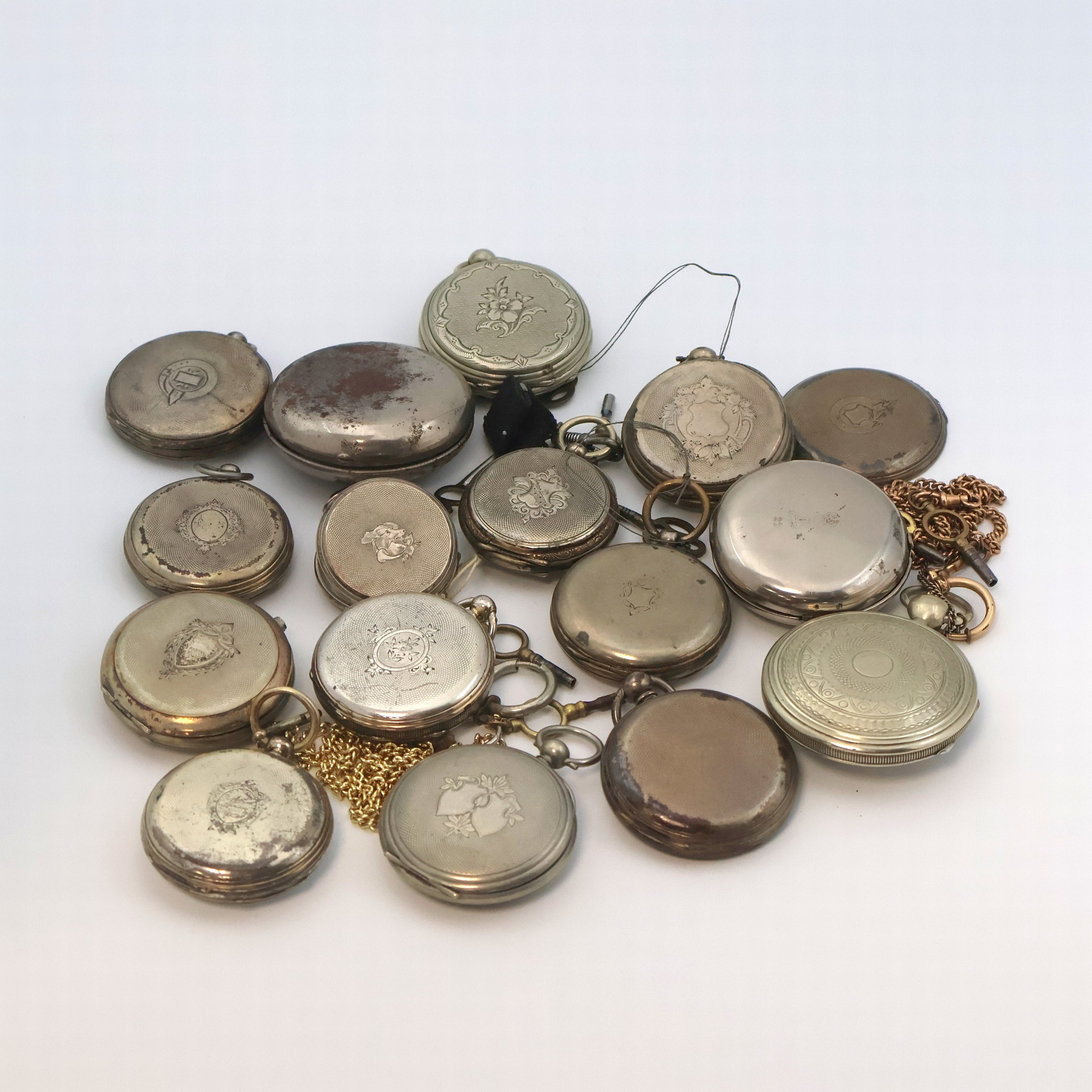 Detail c: Konvolut von 13 Taschenuhren mit Schlüsselaufzug in verschiedene Materialien, um 1830 - 1900, 12 offene Geh., 1 Savonette, 10 x Silber- u. 3 ...