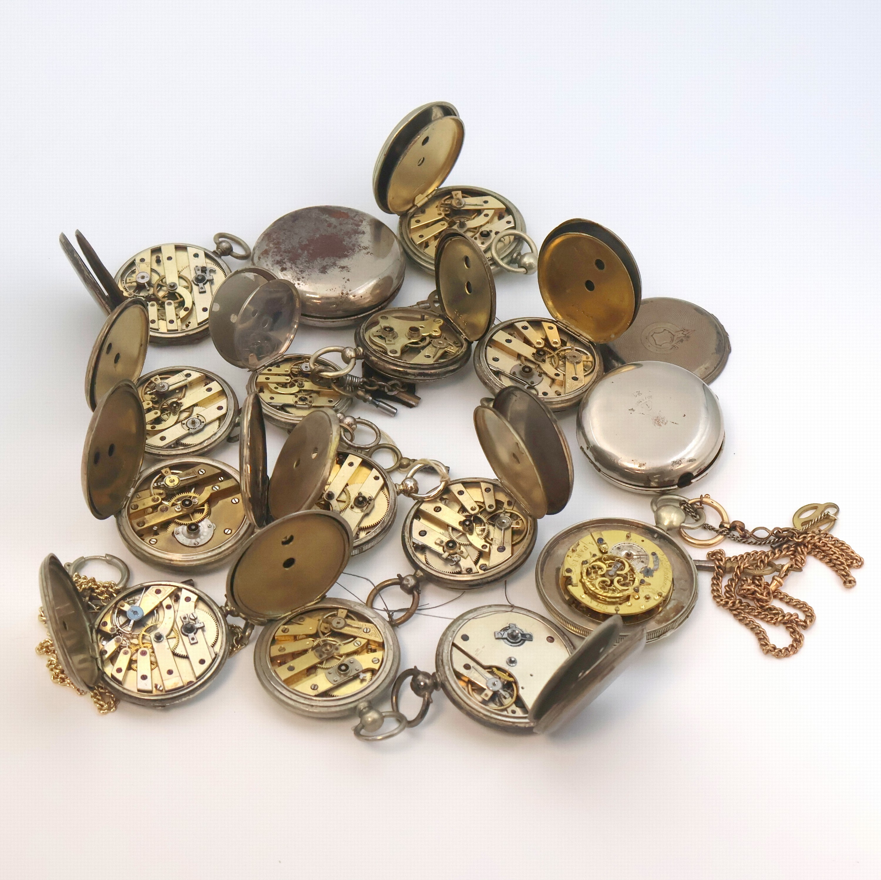 Detail d: Konvolut von 13 Taschenuhren mit Schlüsselaufzug in verschiedene Materialien, um 1830 - 1900, 12 offene Geh., 1 Savonette, 10 x Silber- u. 3 ...