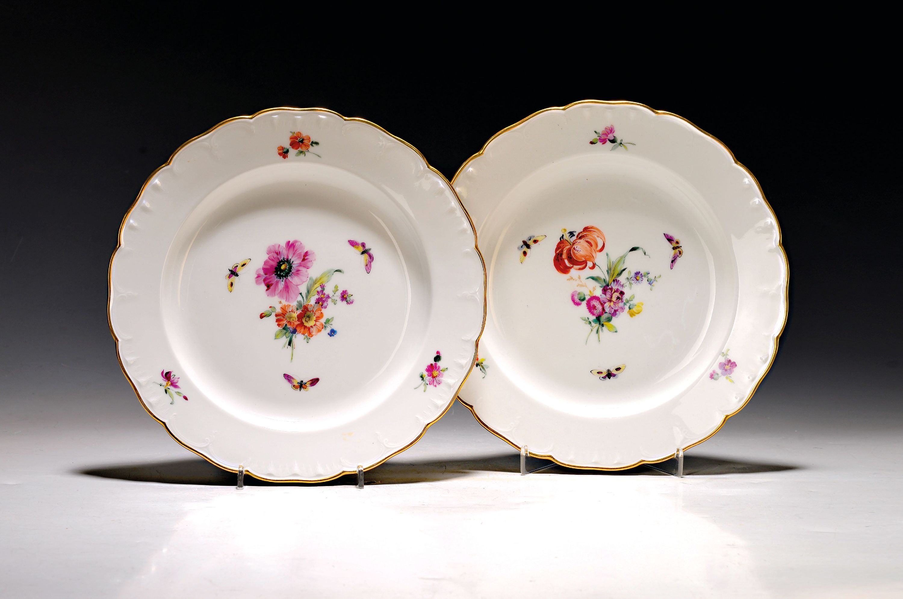 Image 27036744 - 2 Teller, KPM Berlin, 20. Jh., Porzellan, fein bunt bemalt mit Blumen, gestreuten Blumen ...