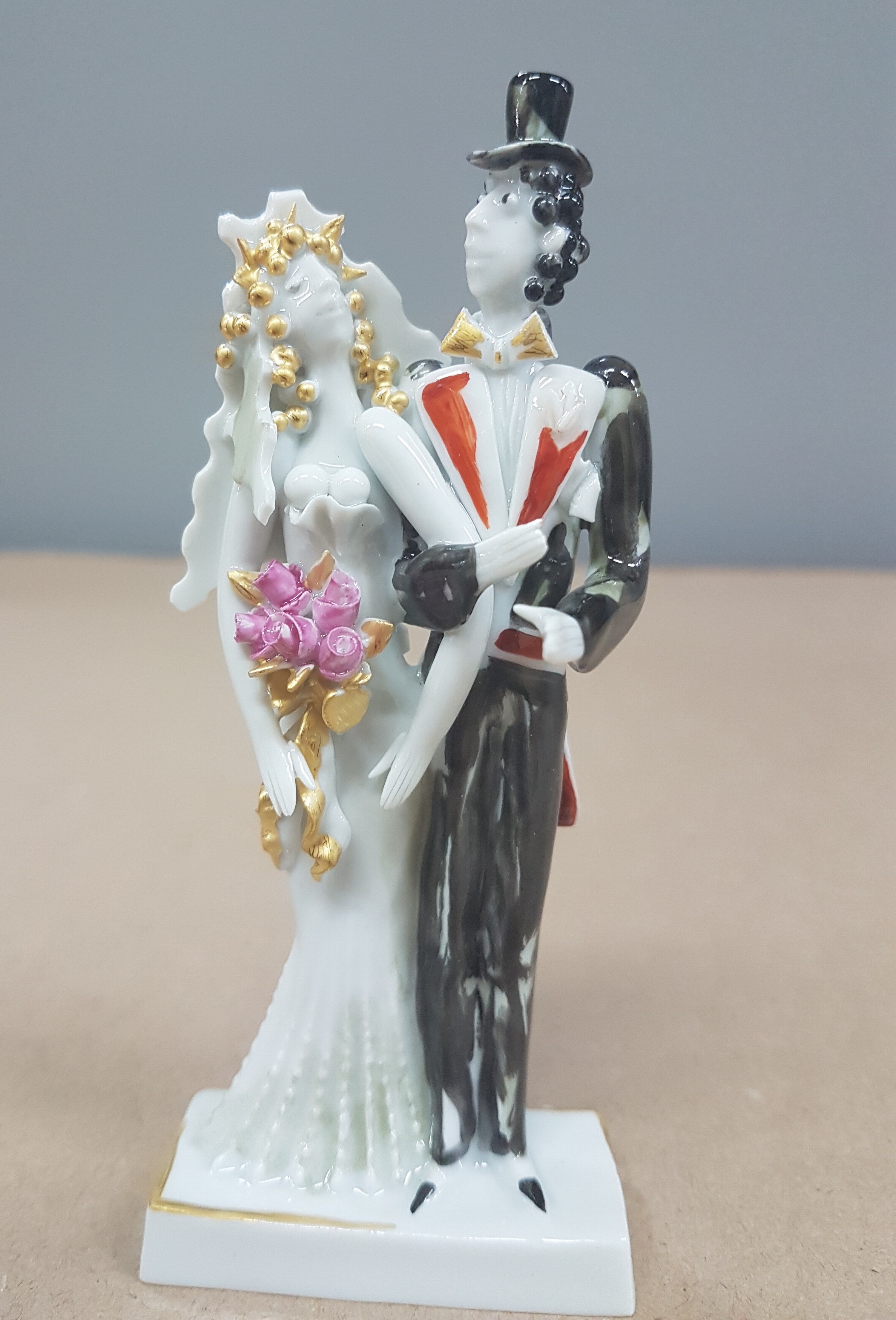 Detail a: Porzellanfigur, Meissen, Entwurf Peter Strang Brautpaar, bunt bemalt, Formnr. 81856-1, H. ca. 11 cm, empf. Neupreis ca. 769 Euro