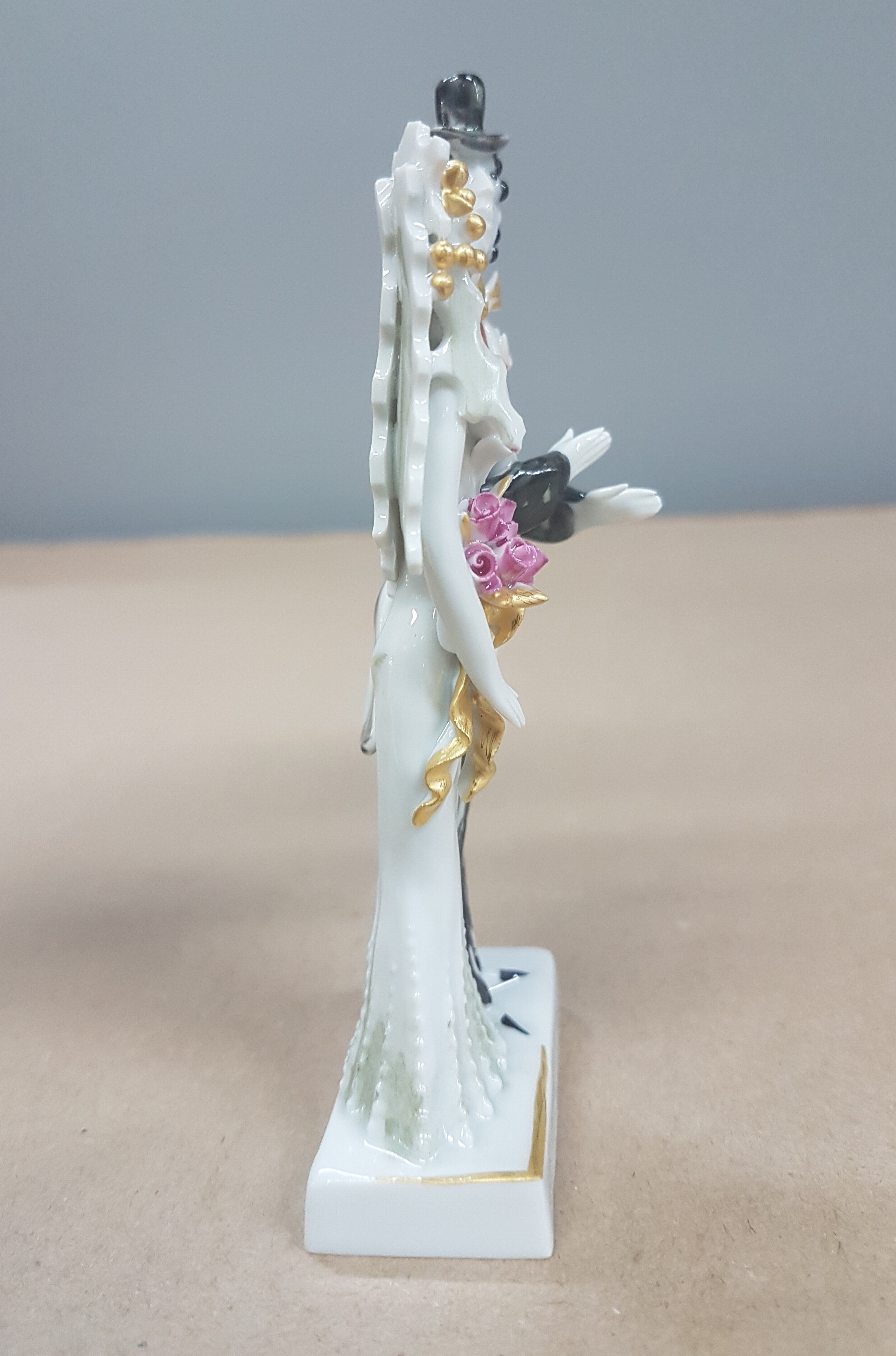 Detail b: Porzellanfigur, Meissen, Entwurf Peter Strang Brautpaar, bunt bemalt, Formnr. 81856-1, H. ca. 11 cm, empf. Neupreis ca. 769 Euro