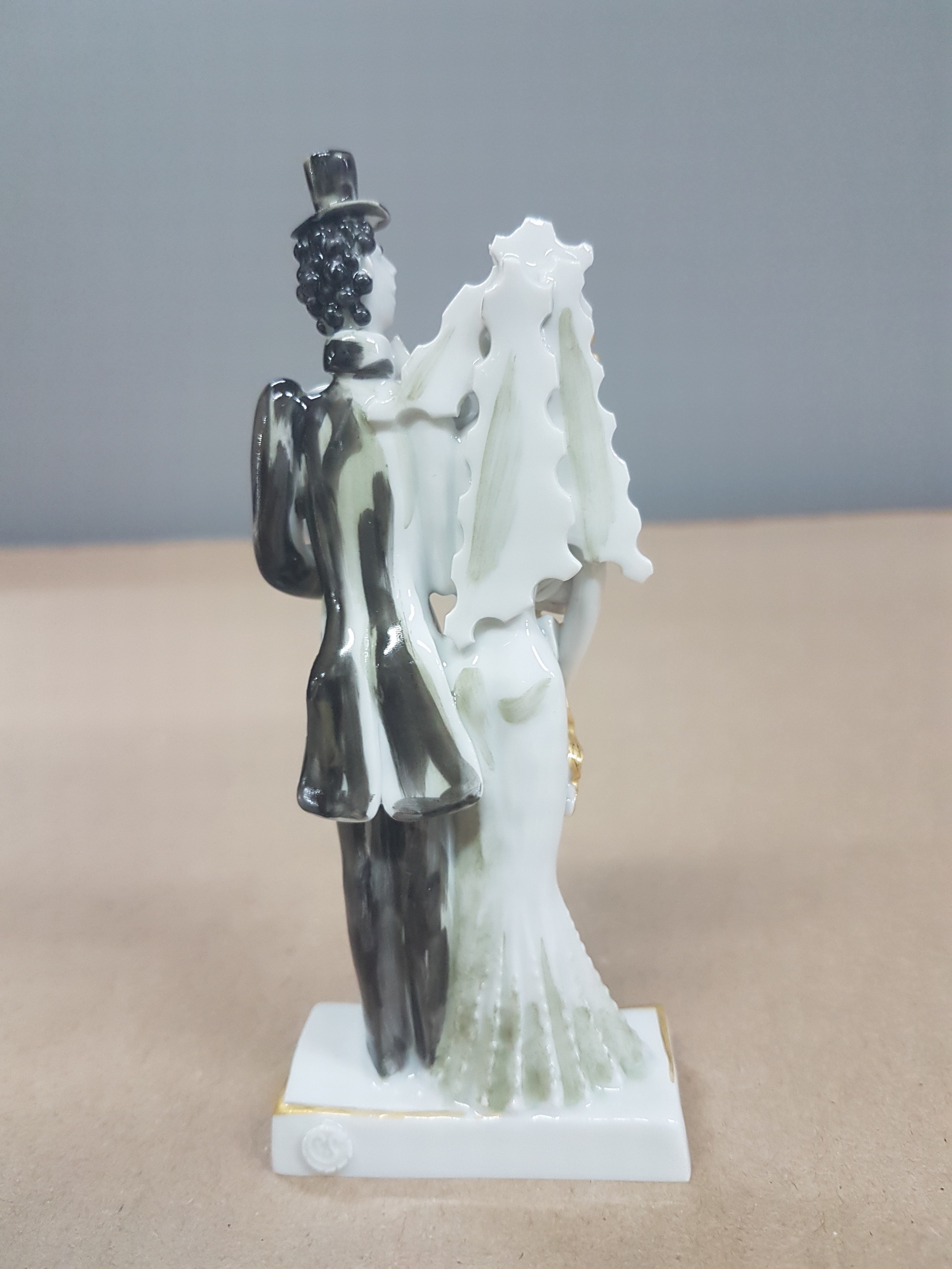Detail c: Porzellanfigur, Meissen, Entwurf Peter Strang Brautpaar, bunt bemalt, Formnr. 81856-1, H. ca. 11 cm, empf. Neupreis ca. 769 Euro