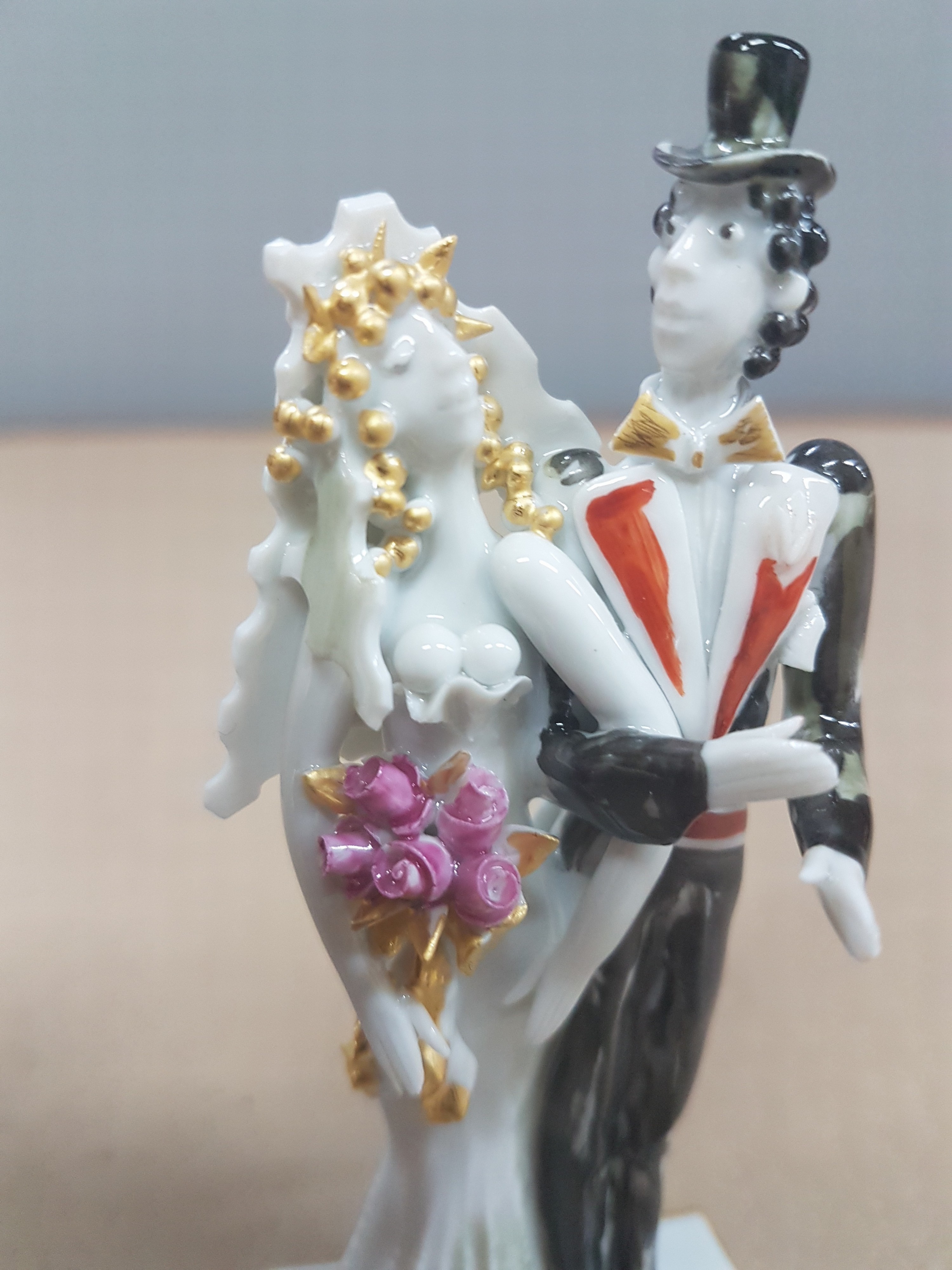 Detail f: Porzellanfigur, Meissen, Entwurf Peter Strang Brautpaar, bunt bemalt, Formnr. 81856-1, H. ca. 11 cm, empf. Neupreis ca. 769 Euro