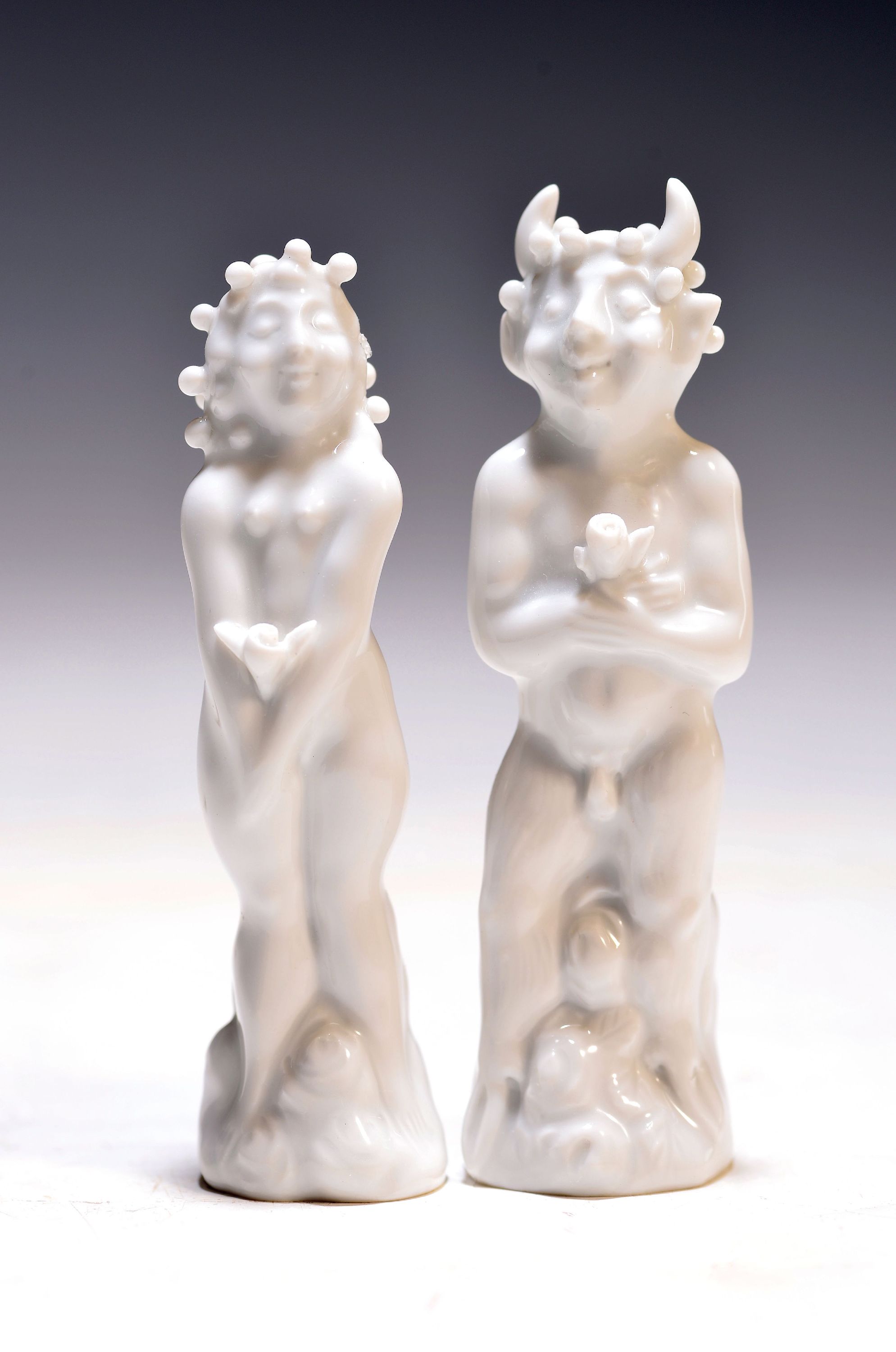 Image 27036747 - 2 Porzellanfiguren, Meissen, Entwurf Peter Strang, Der Teufel und die Schöne, weiß, H. ...