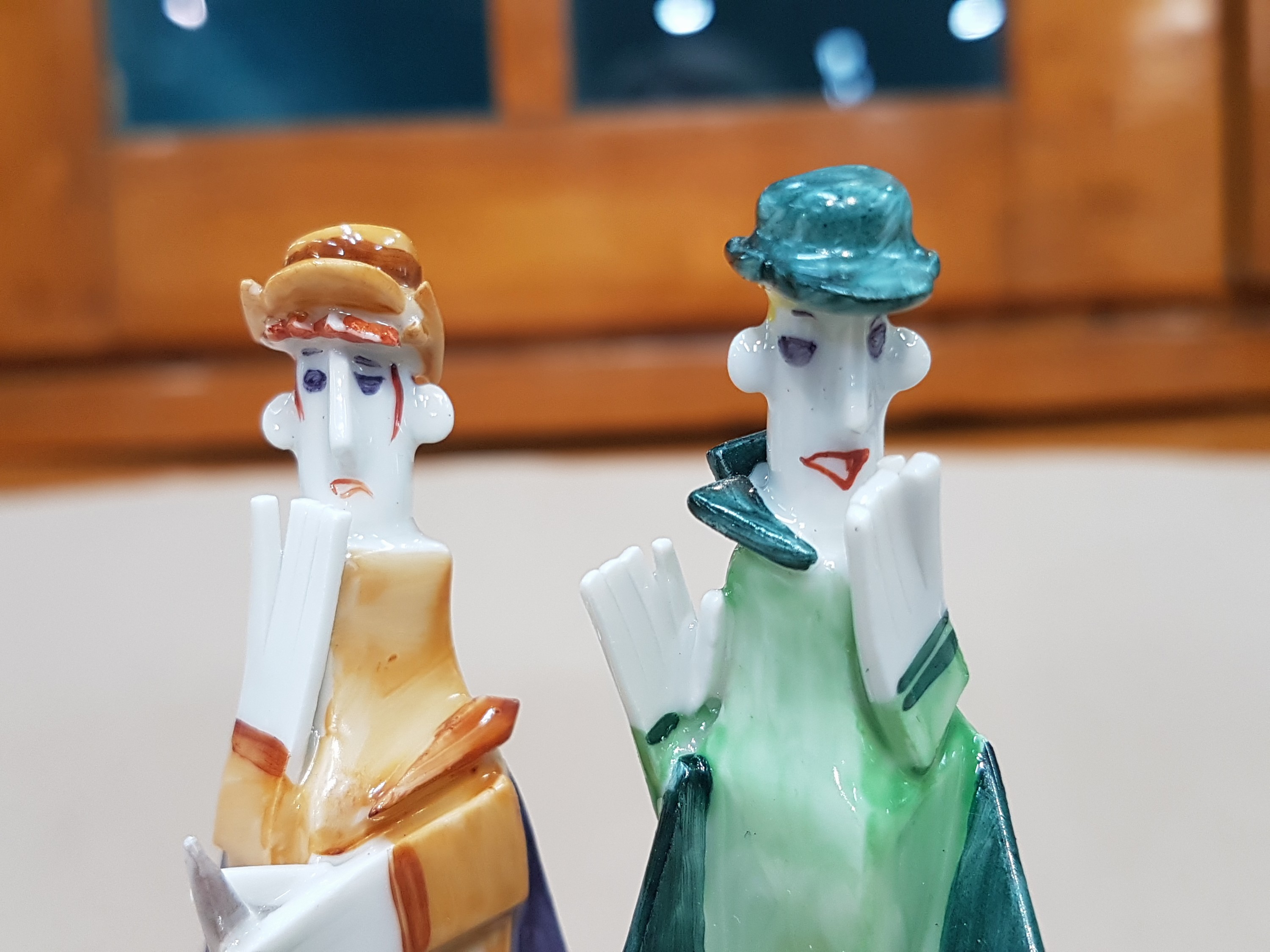 Detail e: Sechsteilige Porzellangruppe, Meissen, Entwurf Peter Strang, Faustgruppe: Mephisto, Faust, Gretchen, Marthe, Student friedlich und Student aggressiv, ...
