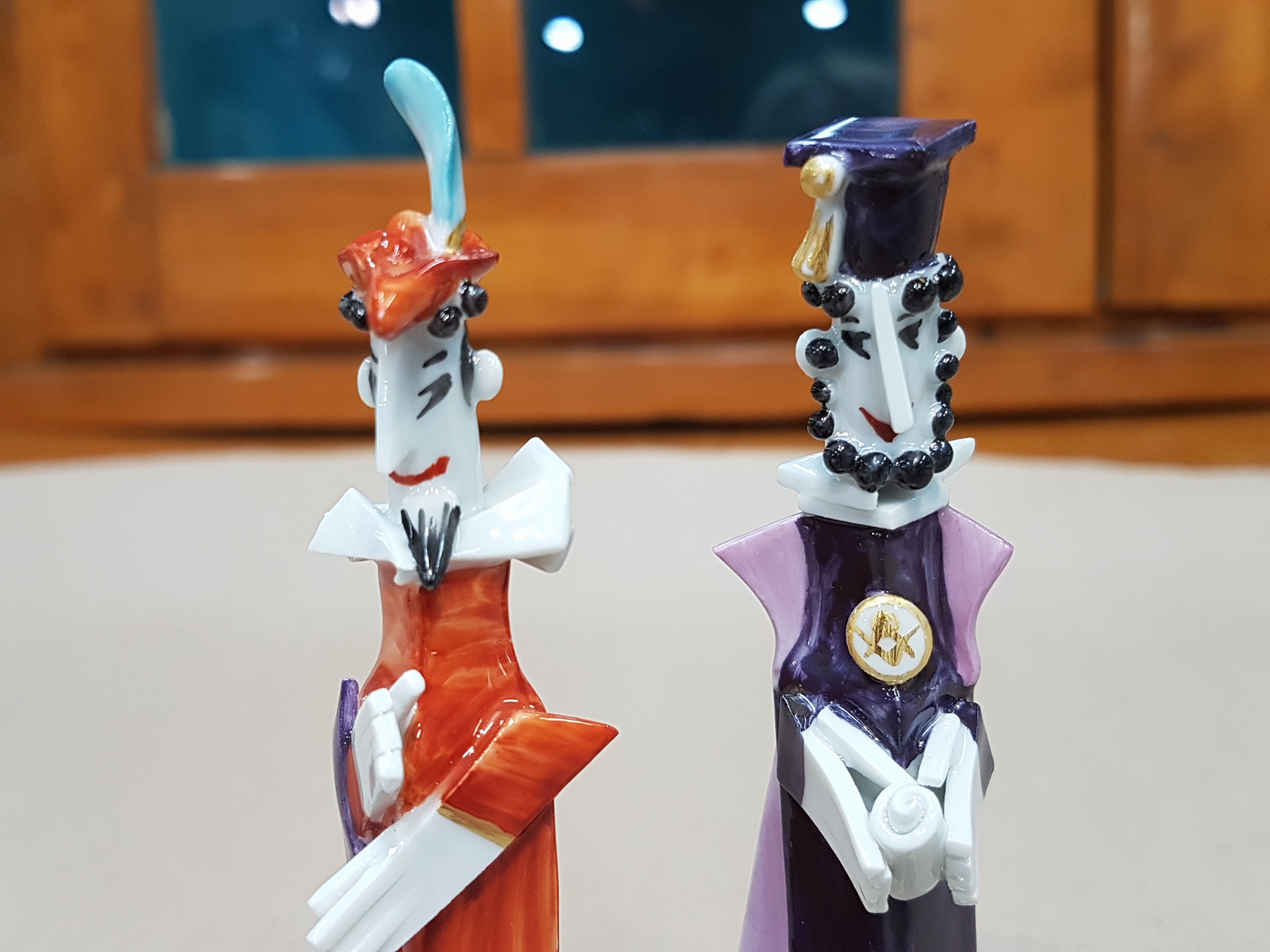 Detail k: Sechsteilige Porzellangruppe, Meissen, Entwurf Peter Strang, Faustgruppe: Mephisto, Faust, Gretchen, Marthe, Student friedlich und Student aggressiv, ...