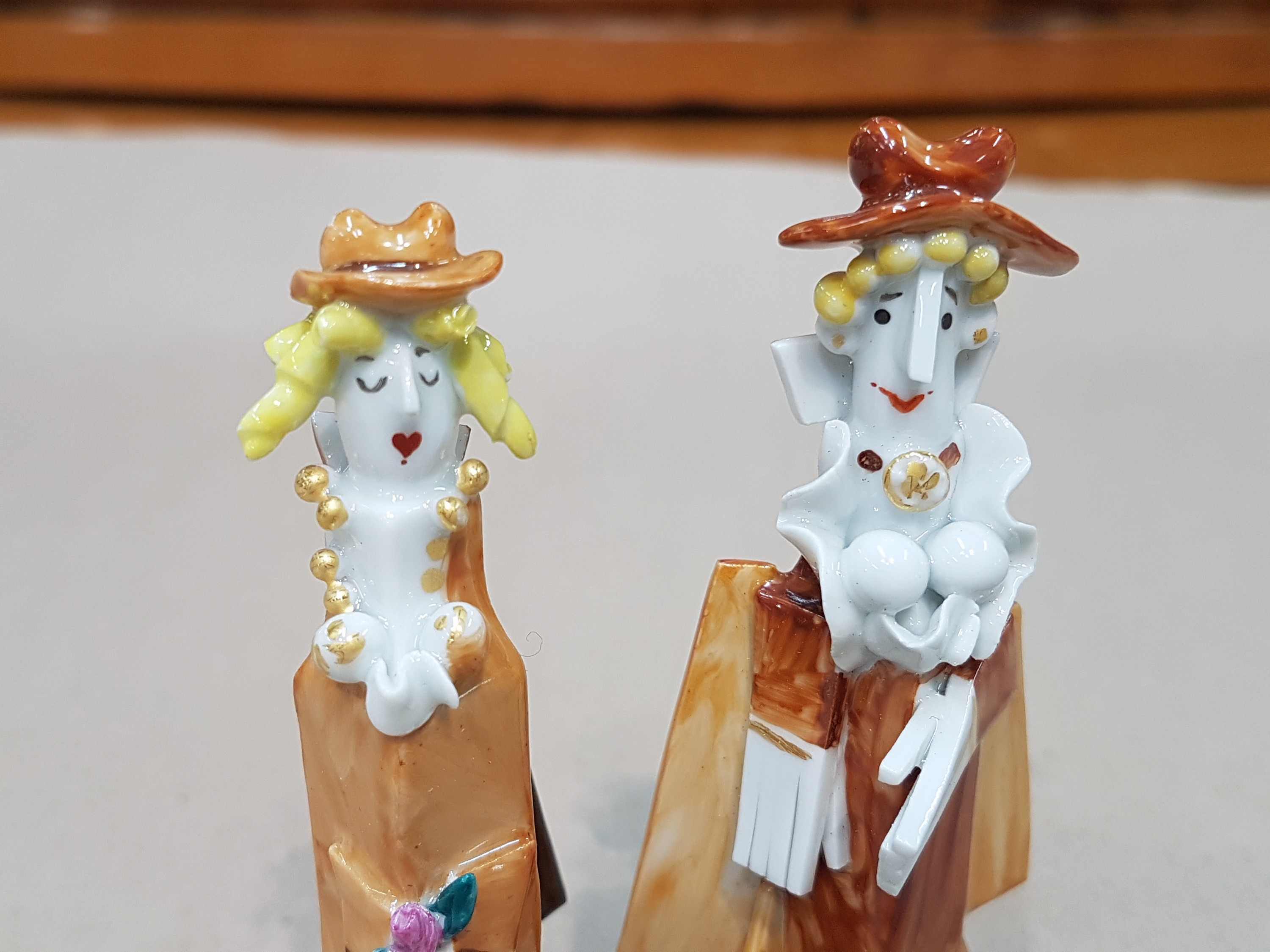 Detail q: Sechsteilige Porzellangruppe, Meissen, Entwurf Peter Strang, Faustgruppe: Mephisto, Faust, Gretchen, Marthe, Student friedlich und Student aggressiv, ...
