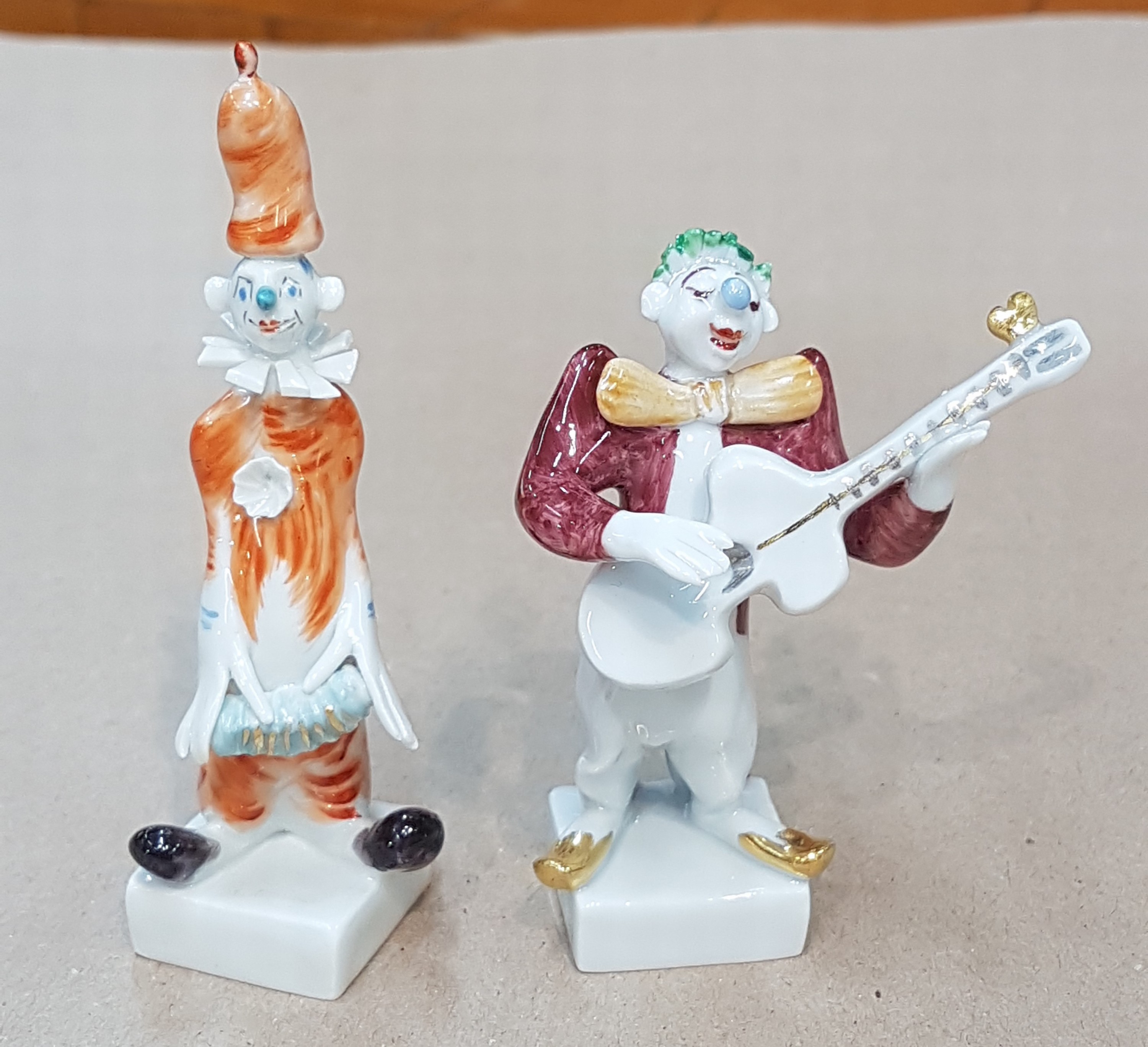 Detail a: Sechsteilige Porzellangruppe, Meissen, Entwurf, Peter Strang, Clowngruppe, best. aus Clown mit Bassgeige, mit Trommel, mit Saxophon, mit Gitarre, mit ...
