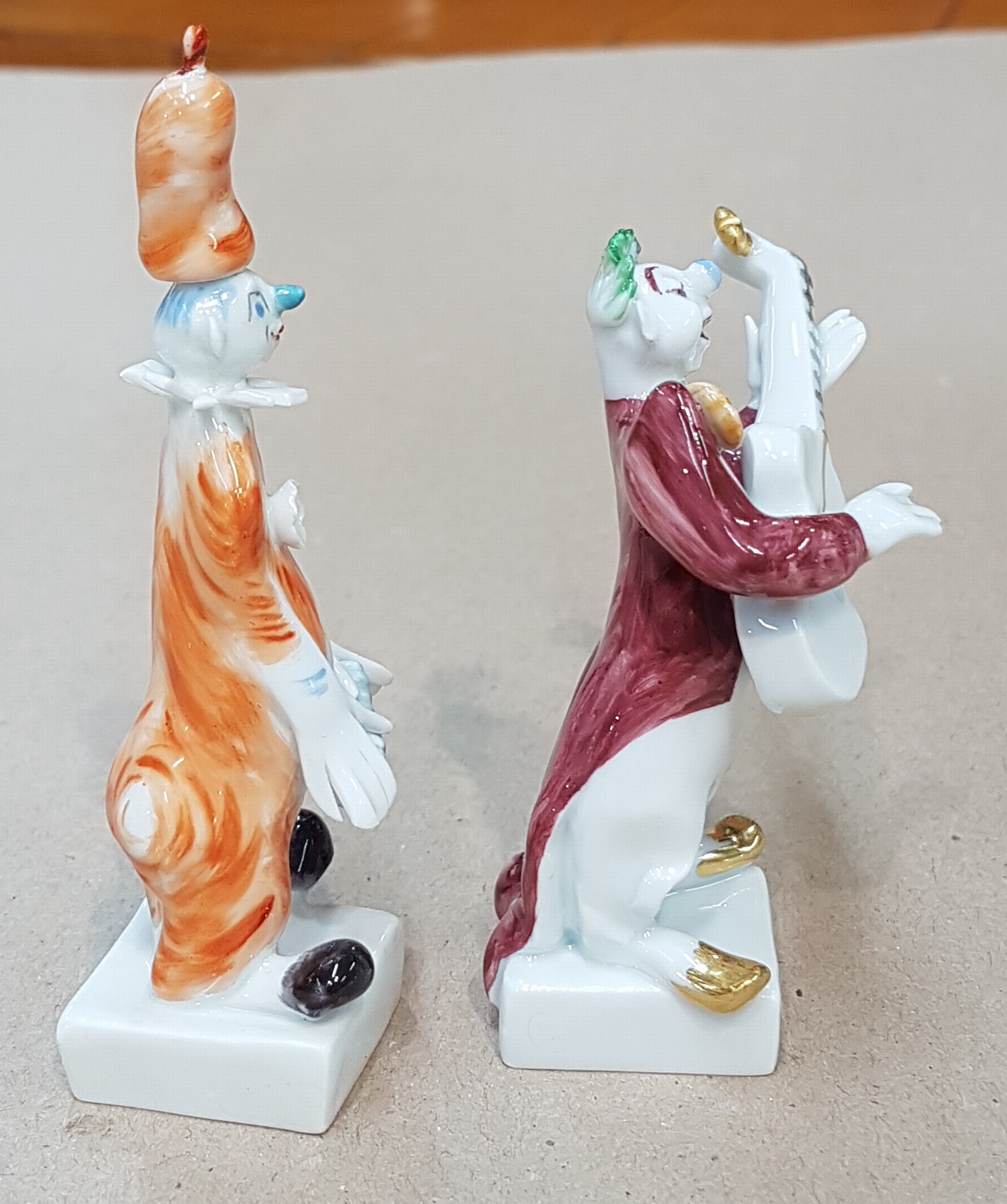Detail b: Sechsteilige Porzellangruppe, Meissen, Entwurf, Peter Strang, Clowngruppe, best. aus Clown mit Bassgeige, mit Trommel, mit Saxophon, mit Gitarre, mit ...