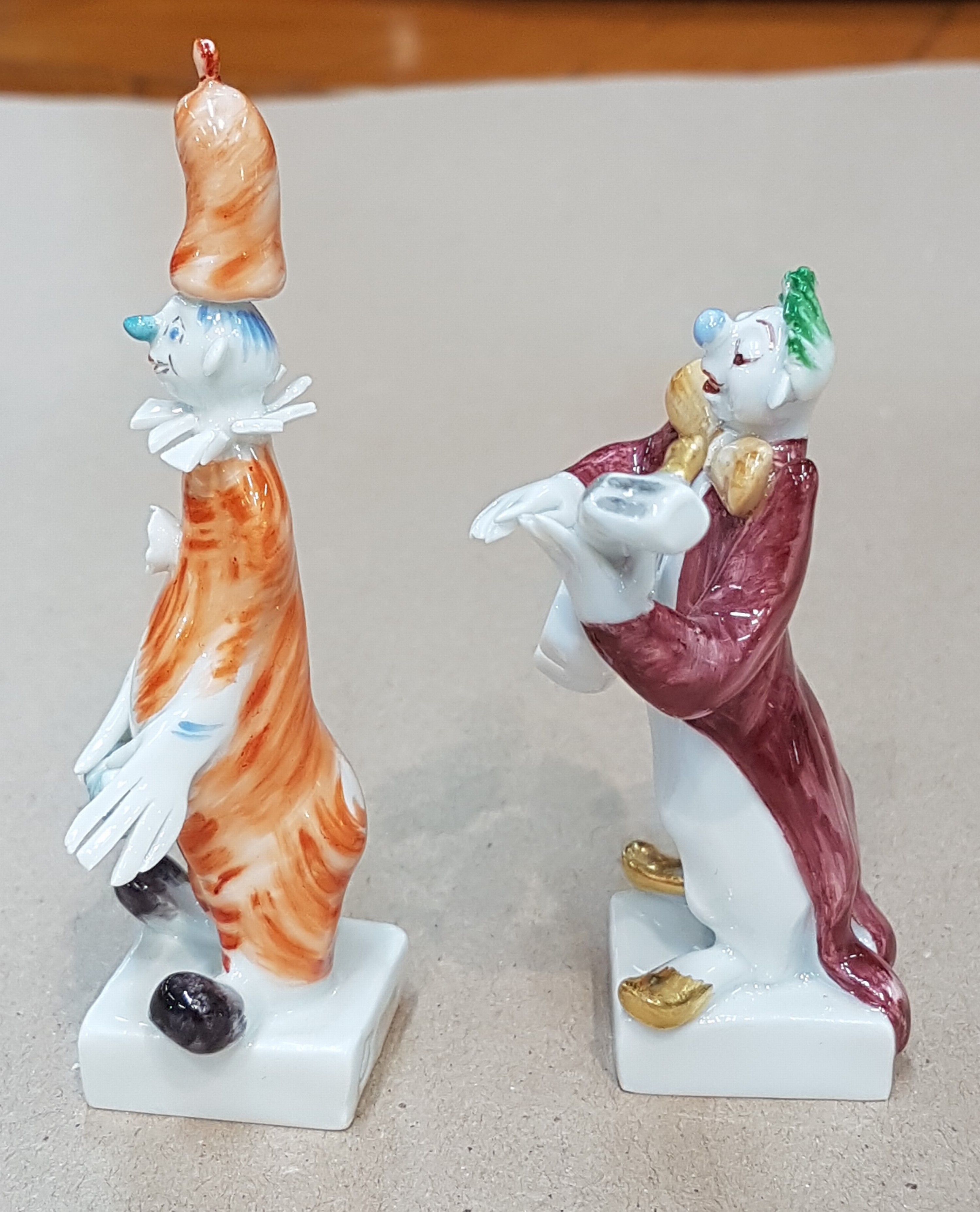 Detail d: Sechsteilige Porzellangruppe, Meissen, Entwurf, Peter Strang, Clowngruppe, best. aus Clown mit Bassgeige, mit Trommel, mit Saxophon, mit Gitarre, mit ...