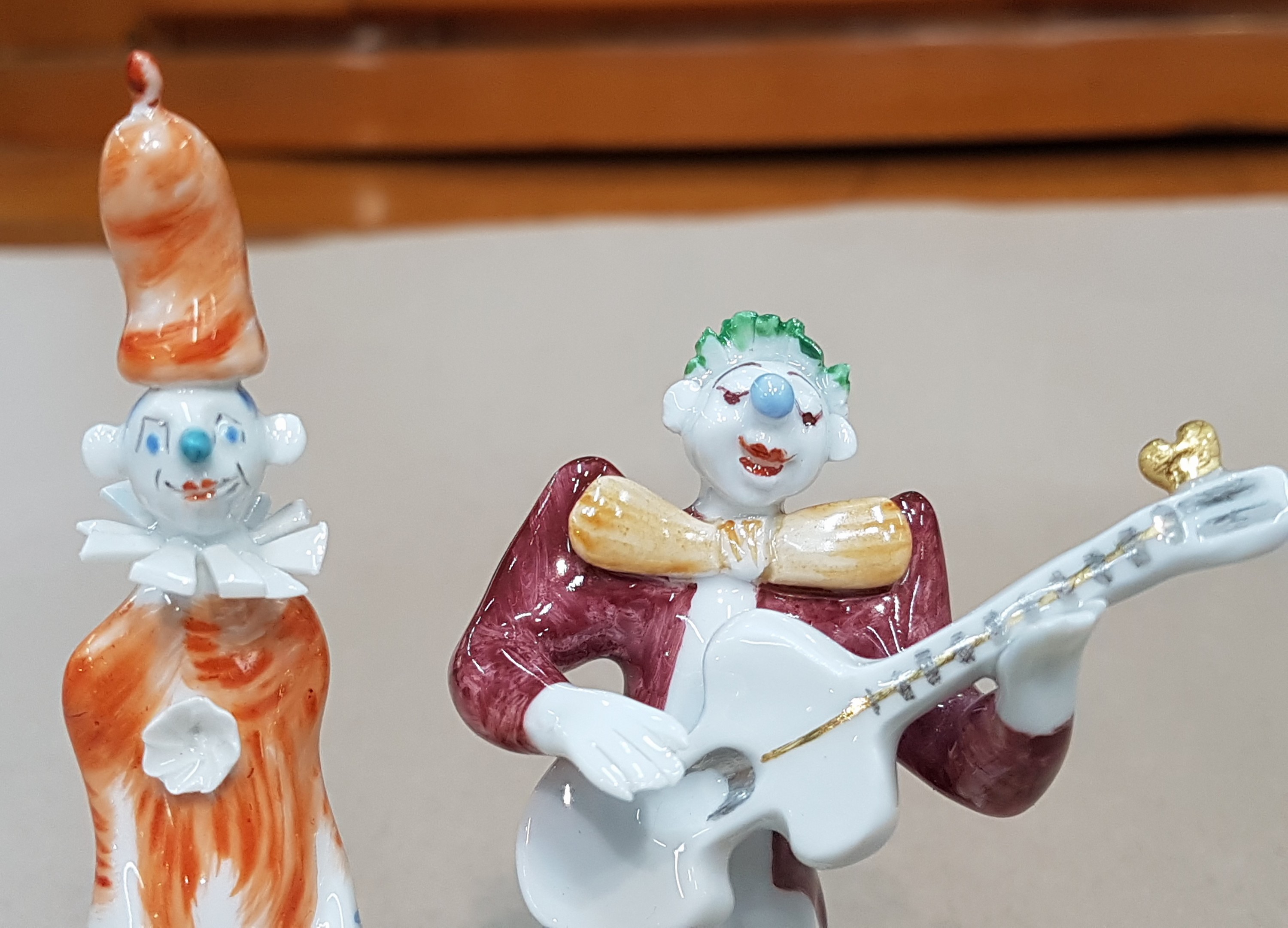 Detail e: Sechsteilige Porzellangruppe, Meissen, Entwurf, Peter Strang, Clowngruppe, best. aus Clown mit Bassgeige, mit Trommel, mit Saxophon, mit Gitarre, mit ...