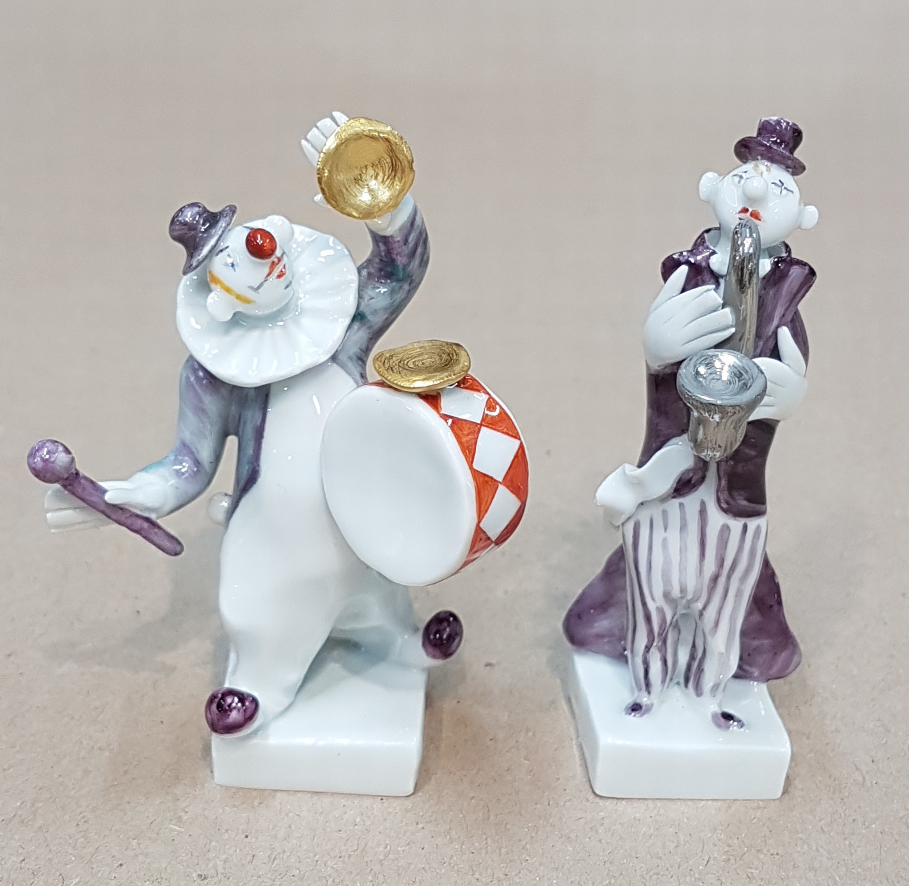 Detail g: Sechsteilige Porzellangruppe, Meissen, Entwurf, Peter Strang, Clowngruppe, best. aus Clown mit Bassgeige, mit Trommel, mit Saxophon, mit Gitarre, mit ...