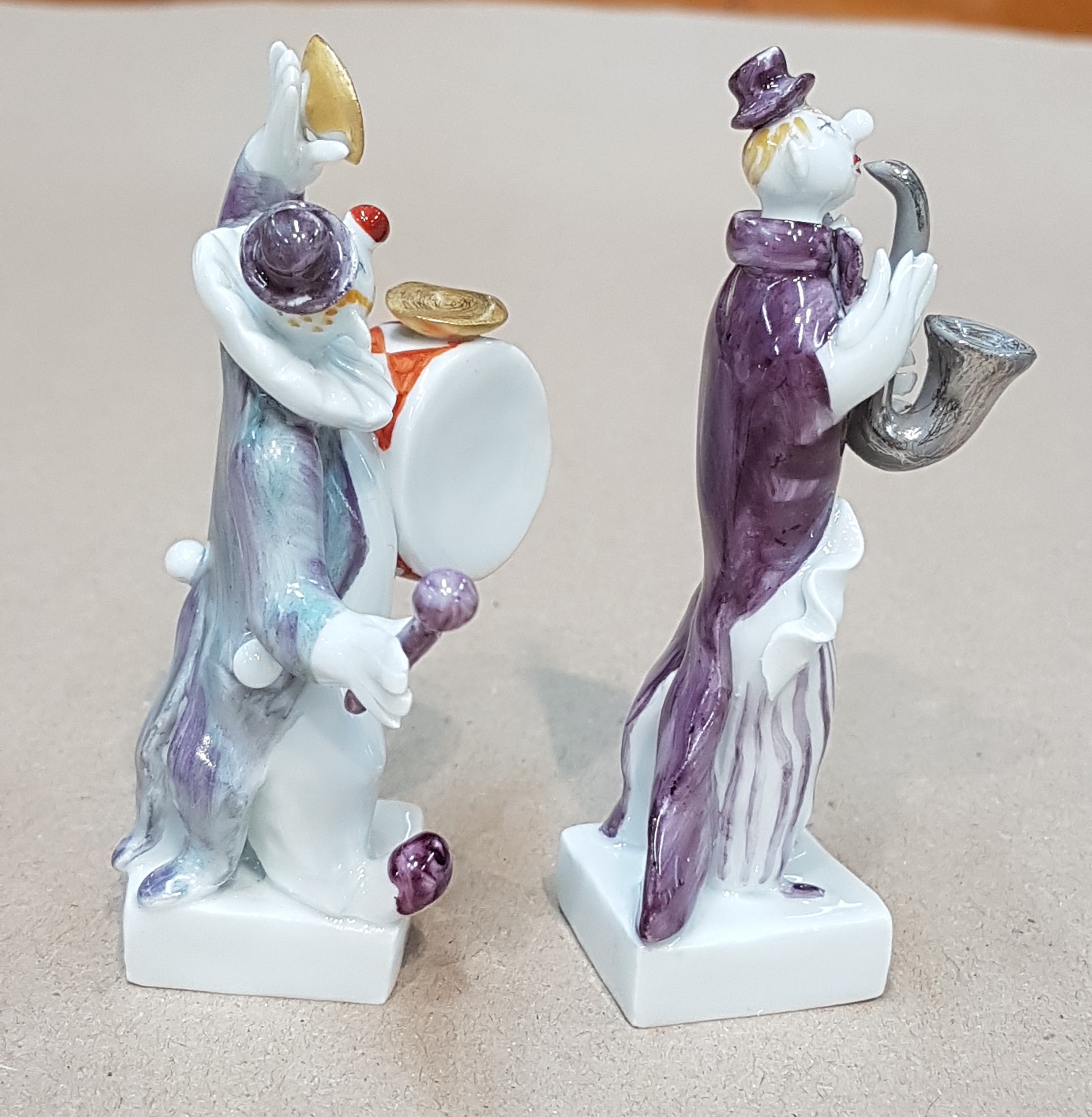 Detail h: Sechsteilige Porzellangruppe, Meissen, Entwurf, Peter Strang, Clowngruppe, best. aus Clown mit Bassgeige, mit Trommel, mit Saxophon, mit Gitarre, mit ...
