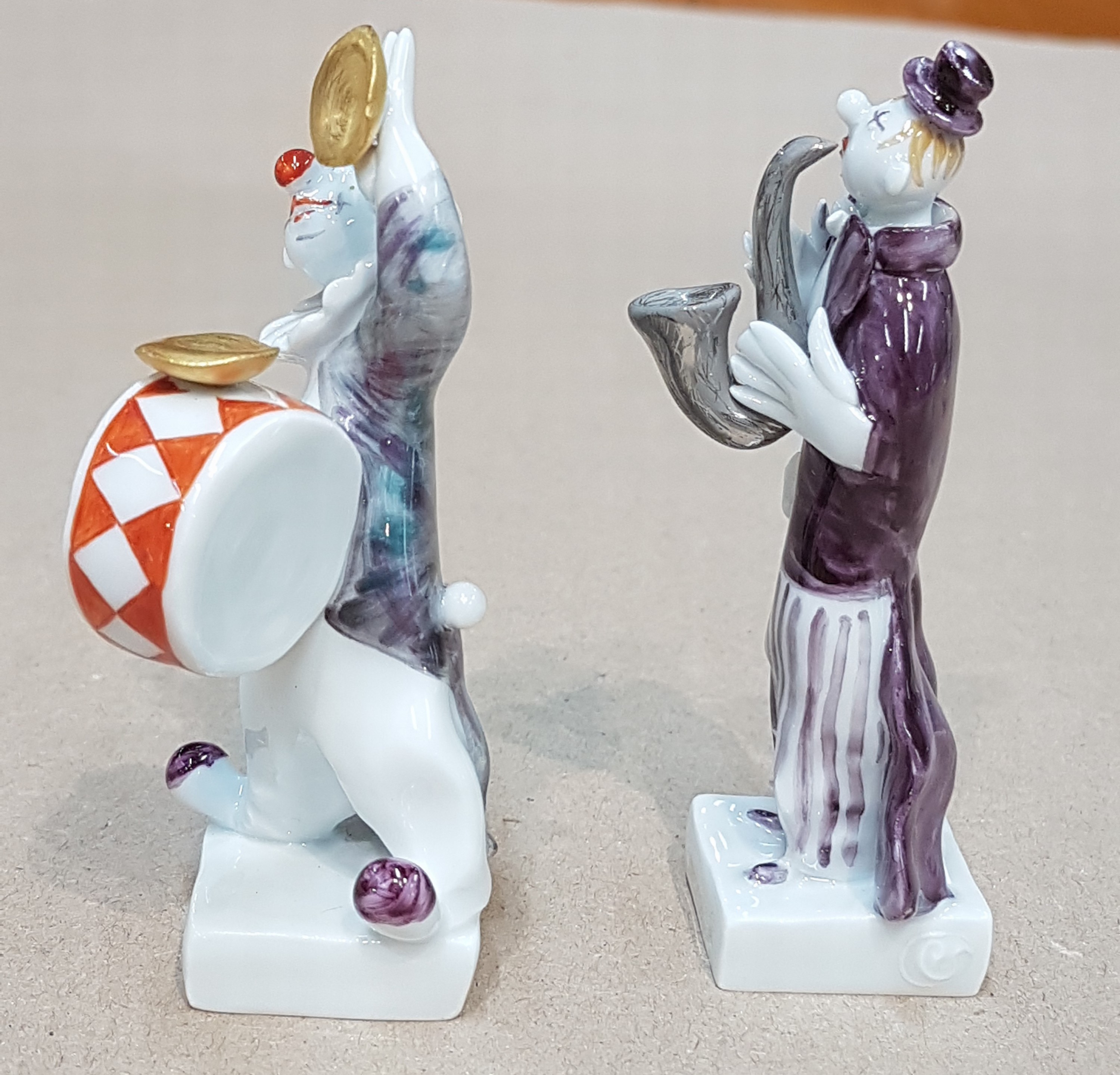 Detail j: Sechsteilige Porzellangruppe, Meissen, Entwurf, Peter Strang, Clowngruppe, best. aus Clown mit Bassgeige, mit Trommel, mit Saxophon, mit Gitarre, mit ...