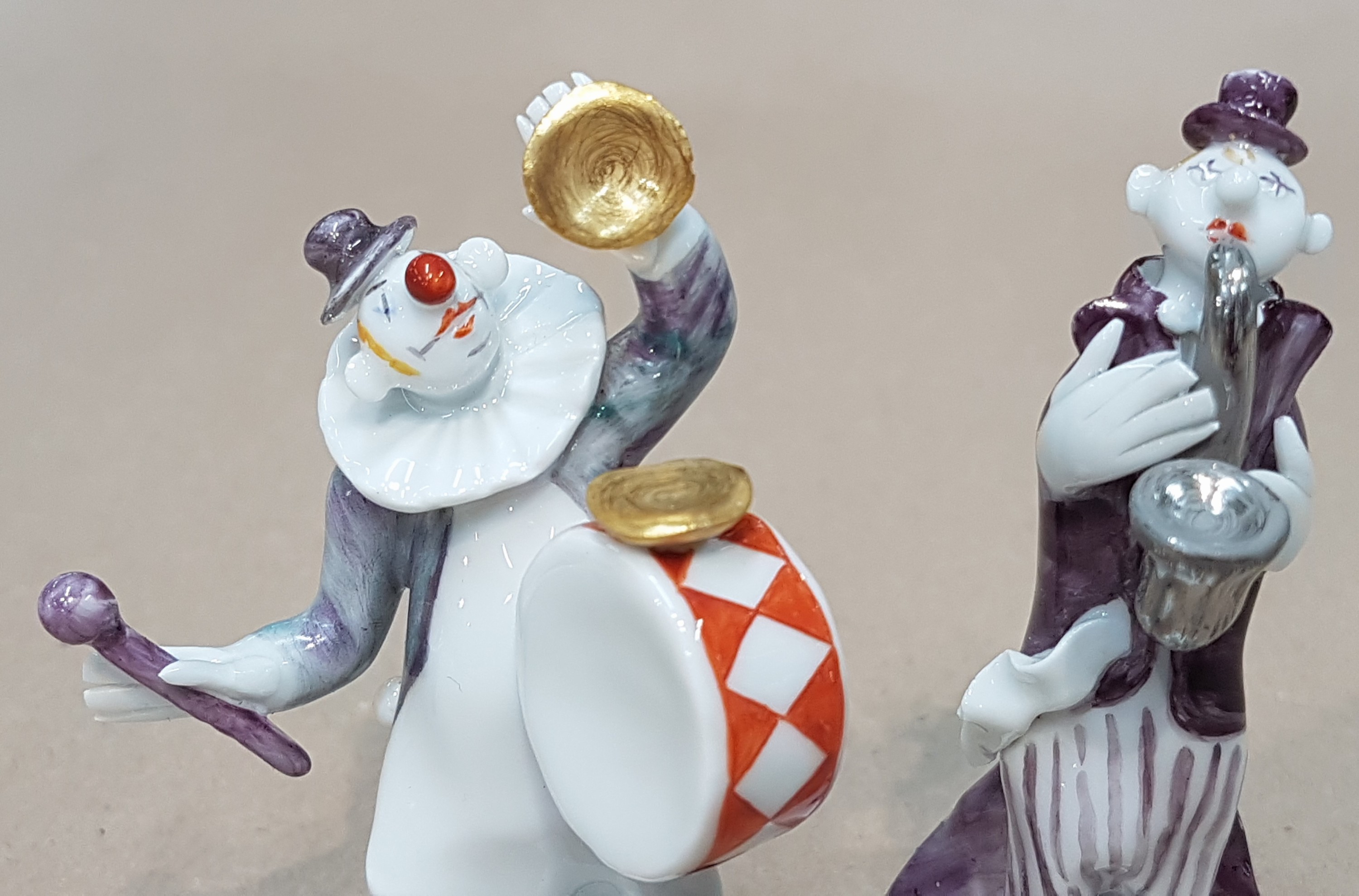 Detail k: Sechsteilige Porzellangruppe, Meissen, Entwurf, Peter Strang, Clowngruppe, best. aus Clown mit Bassgeige, mit Trommel, mit Saxophon, mit Gitarre, mit ...