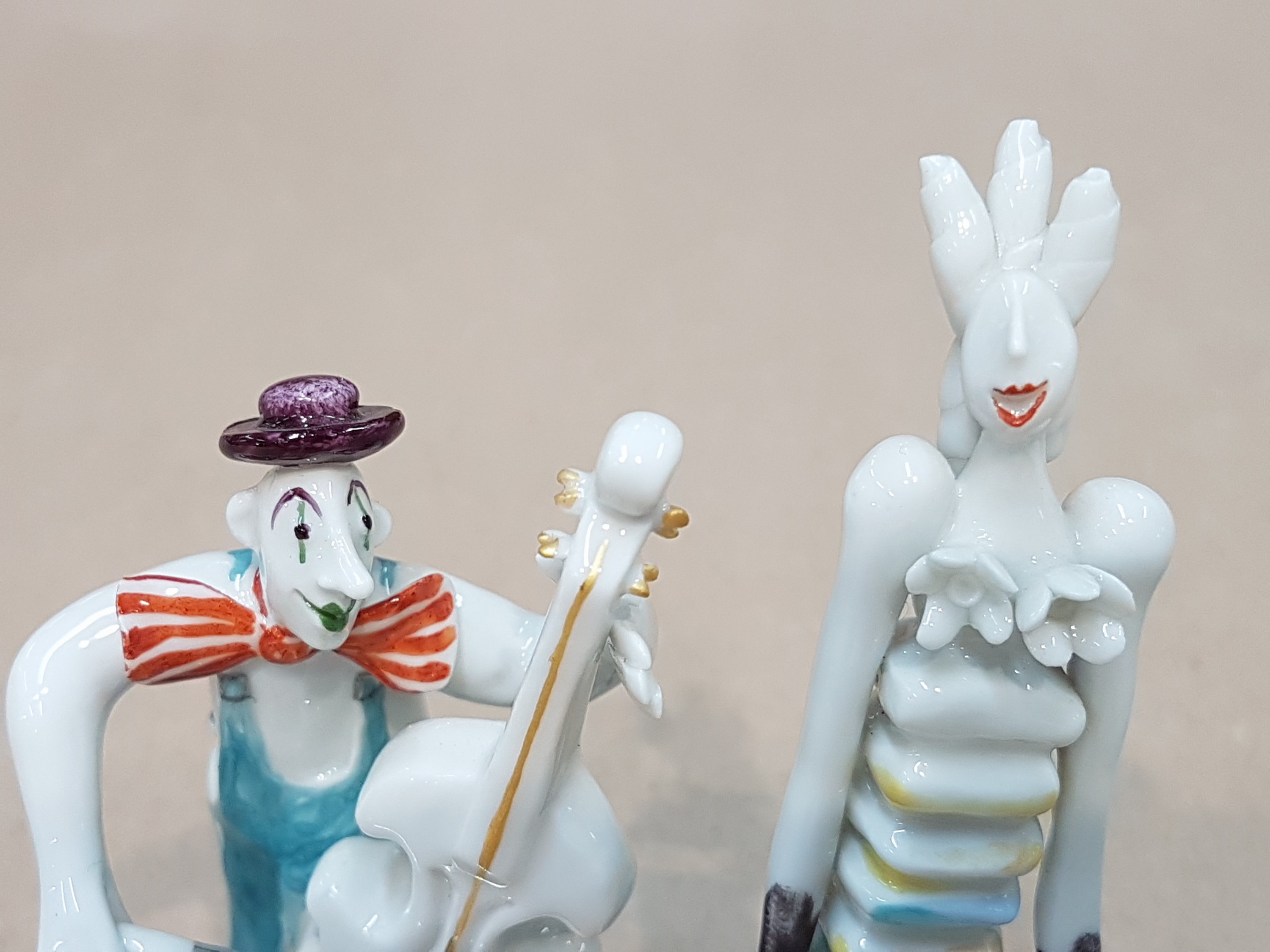 Detail q: Sechsteilige Porzellangruppe, Meissen, Entwurf, Peter Strang, Clowngruppe, best. aus Clown mit Bassgeige, mit Trommel, mit Saxophon, mit Gitarre, mit ...