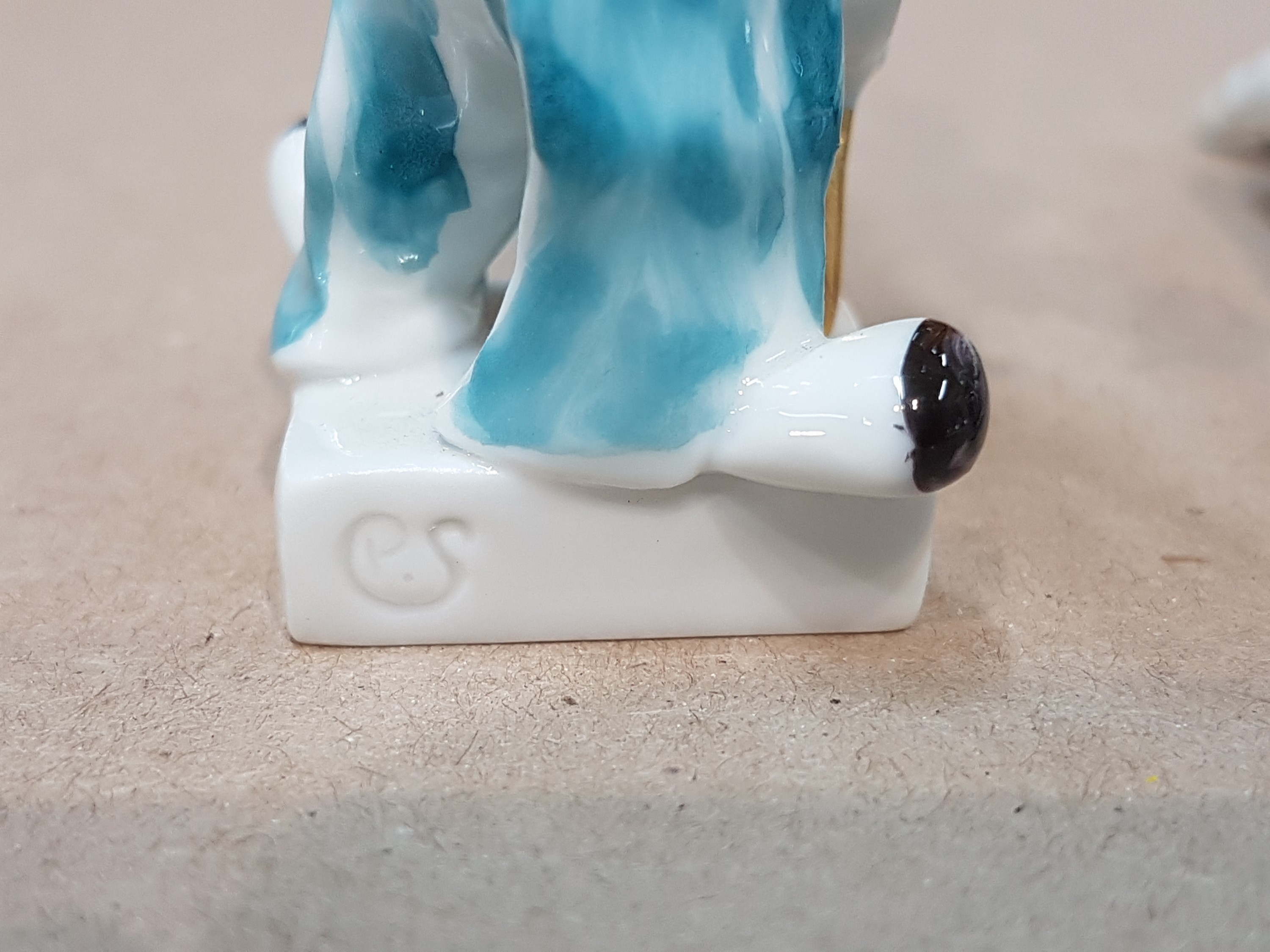 Detail s: Sechsteilige Porzellangruppe, Meissen, Entwurf, Peter Strang, Clowngruppe, best. aus Clown mit Bassgeige, mit Trommel, mit Saxophon, mit Gitarre, mit ...