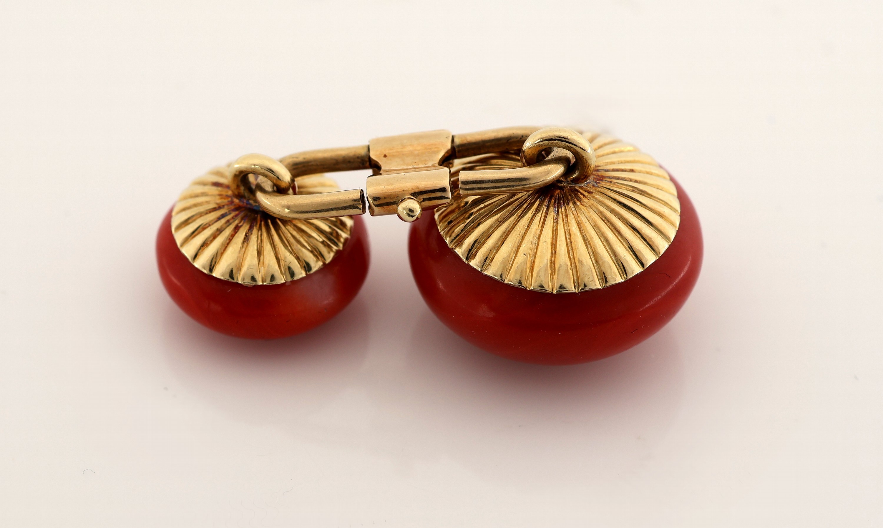 Detail a: Paar 14 kt Gold Korallen-Manschettenknöpfe, um1910-20, GG 585/000, Korallen-Boutons von hervorragender Farbe, D. ca. 11.5 bzw. 15 mm, ca. 13.8 g, ...