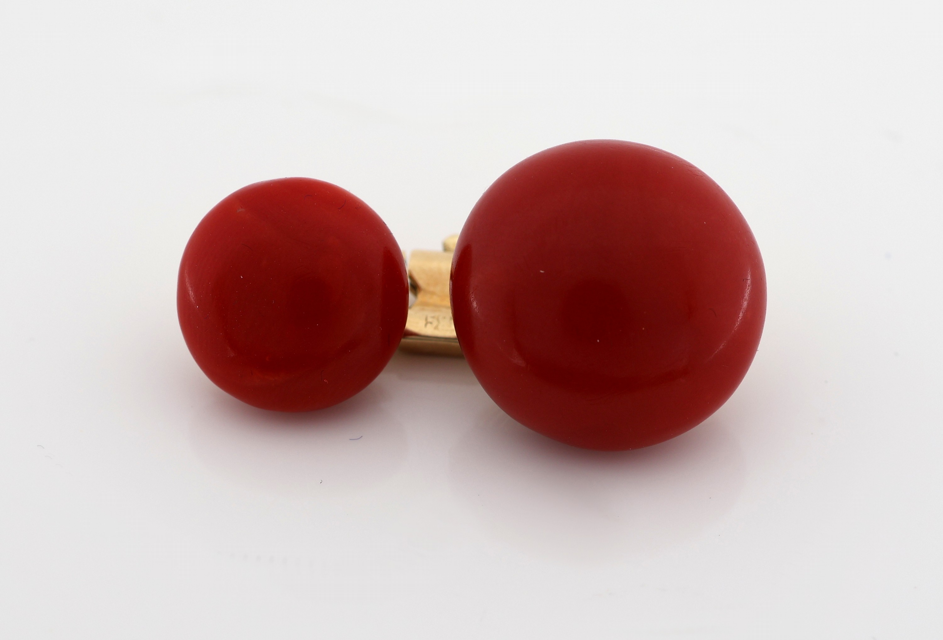 Detail b: Paar 14 kt Gold Korallen-Manschettenknöpfe, um1910-20, GG 585/000, Korallen-Boutons von hervorragender Farbe, D. ca. 11.5 bzw. 15 mm, ca. 13.8 g, ...