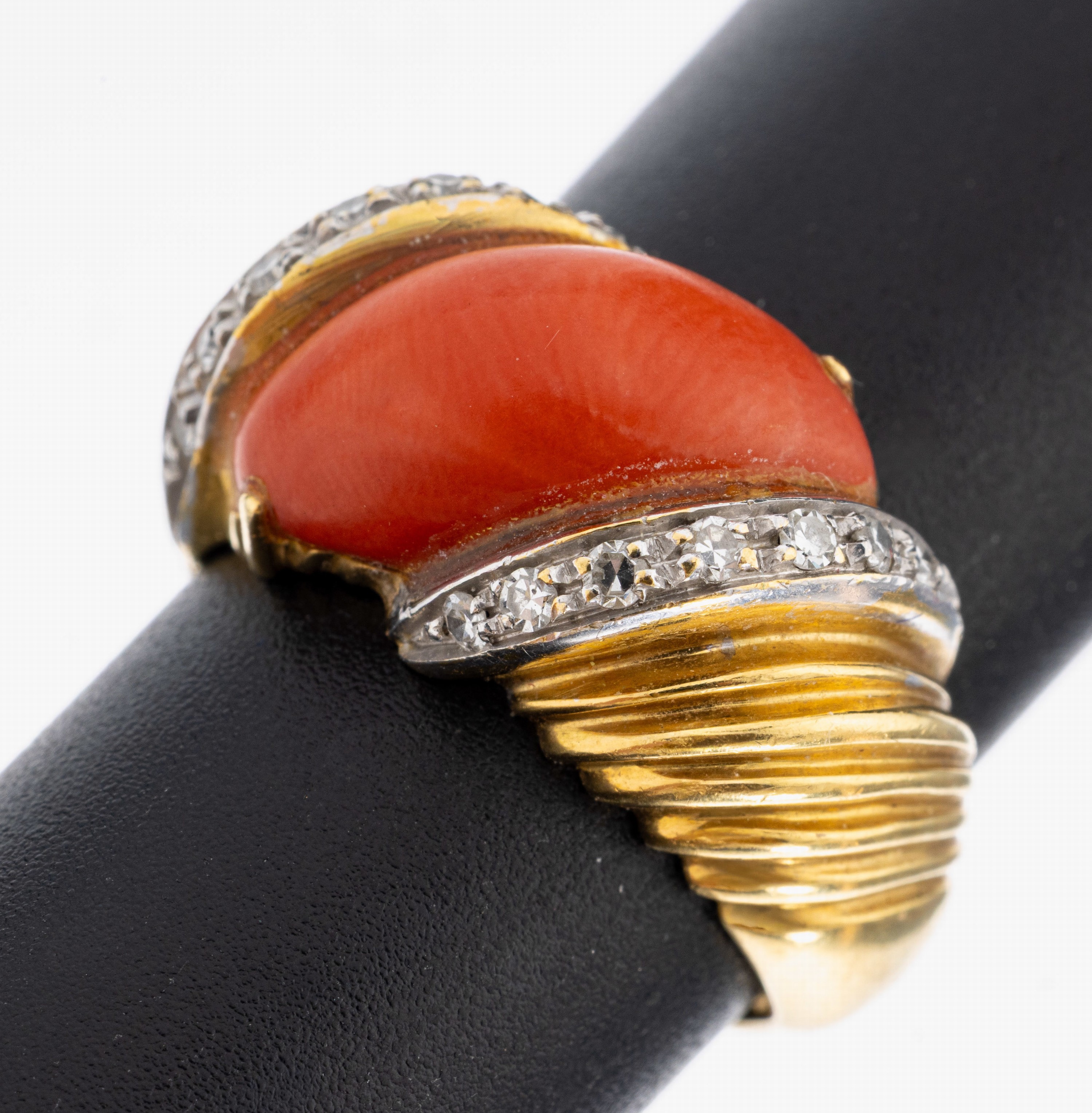 Image 27036793 - 18 kt Gold Korallen-Diamant-Ring, GG/WG 750/000, mittig geschwungener Korallen- ...