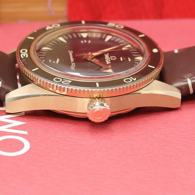 27036705d - OMEGA Seamaster 300 Co-Axial Master Chronometer neuwertige Herrenarmbanduhr in Bronze ...