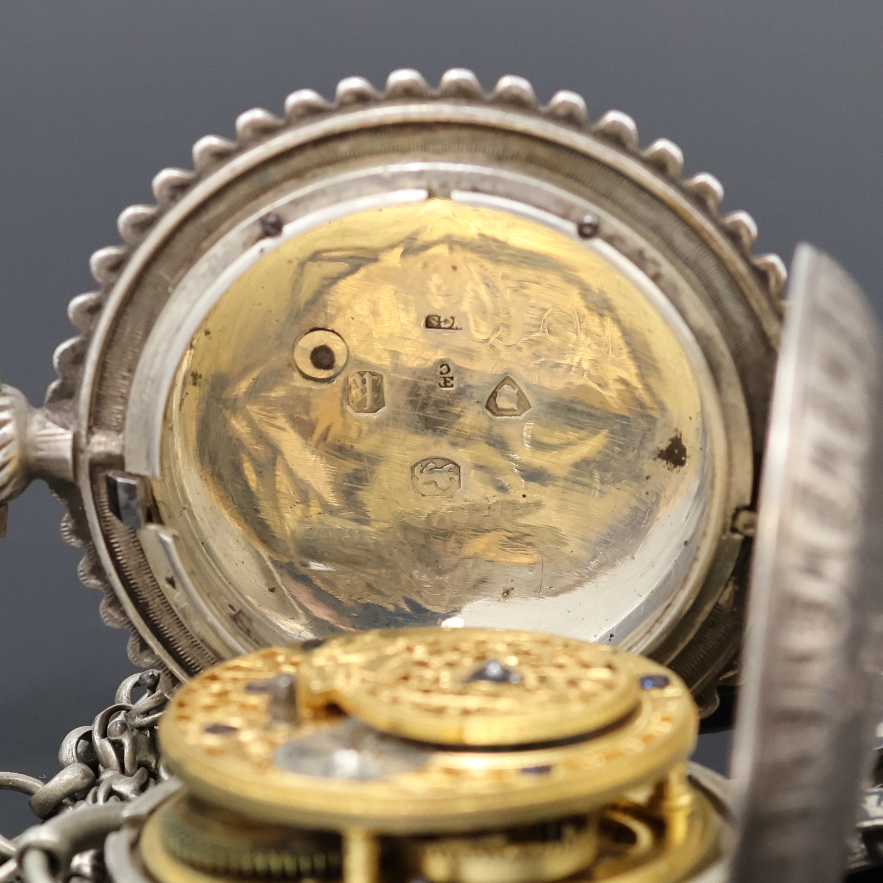 Detail d: EDWARD PRIOR LONDON Spindel- Herrentaschenuhr, 3-teil., reich grav. Silbergeh., wohl für den osmanischen Markt, Signatur auf Werk und Emailblatt, ...