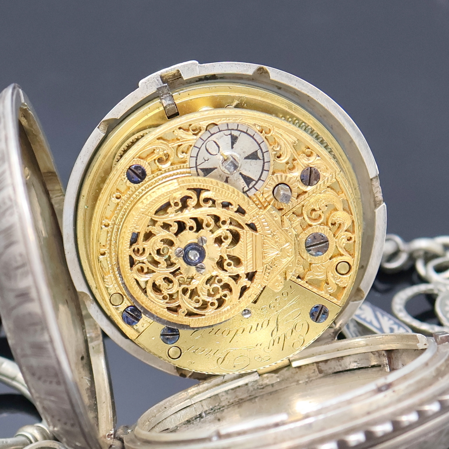 Detail e: EDWARD PRIOR LONDON Spindel- Herrentaschenuhr, 3-teil., reich grav. Silbergeh., wohl für den osmanischen Markt, Signatur auf Werk und Emailblatt, ...