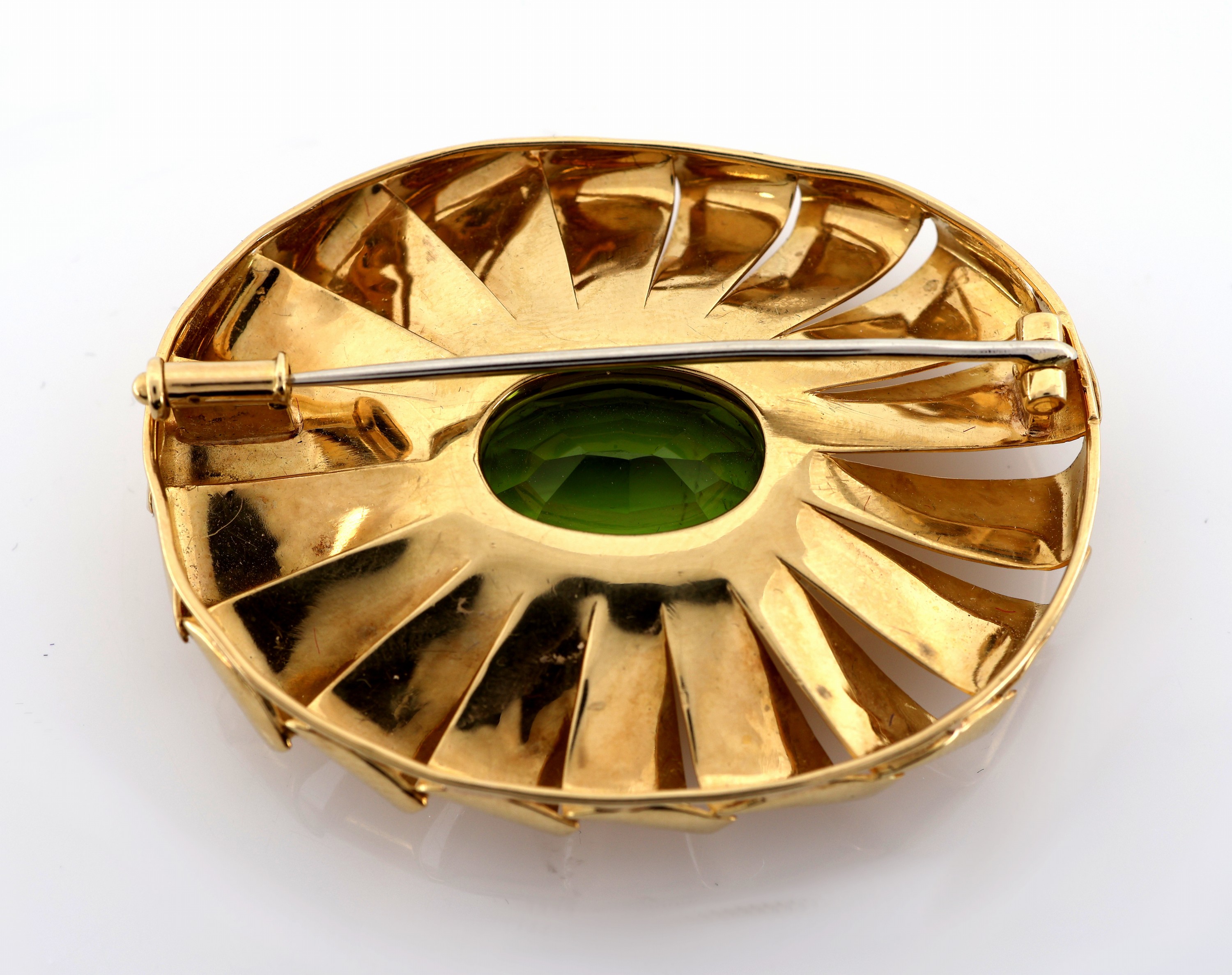 Detail a: 18 kt Gold Peridot-Brosche, GG 750/000 gepr., geschwungen, mittig ovalfacett. Peridotca. 25 ct, ca. 4.8 x 3.8 cm, ca. 20.8 g
