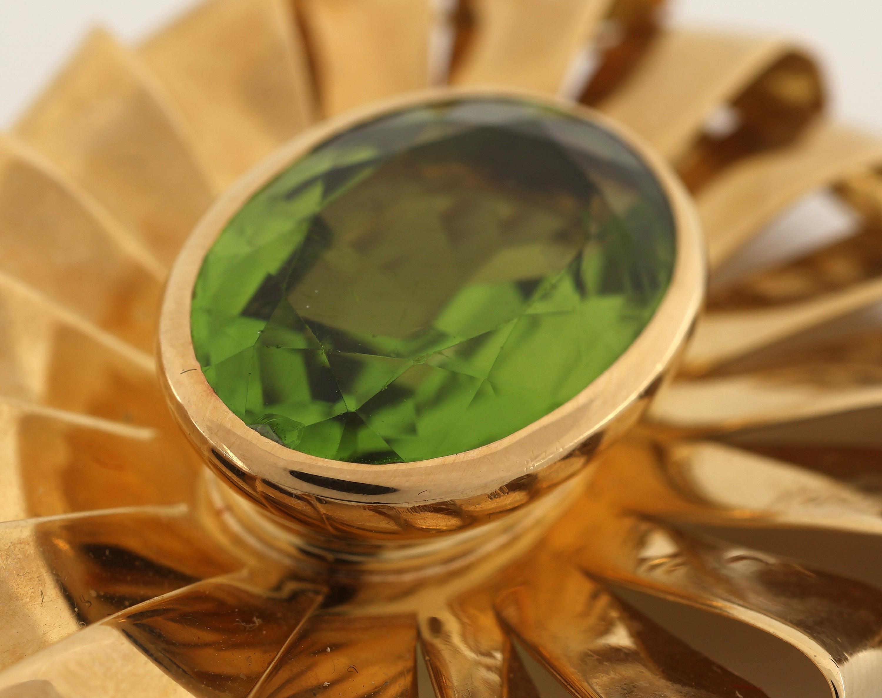 Detail b: 18 kt Gold Peridot-Brosche, GG 750/000 gepr., geschwungen, mittig ovalfacett. Peridotca. 25 ct, ca. 4.8 x 3.8 cm, ca. 20.8 g