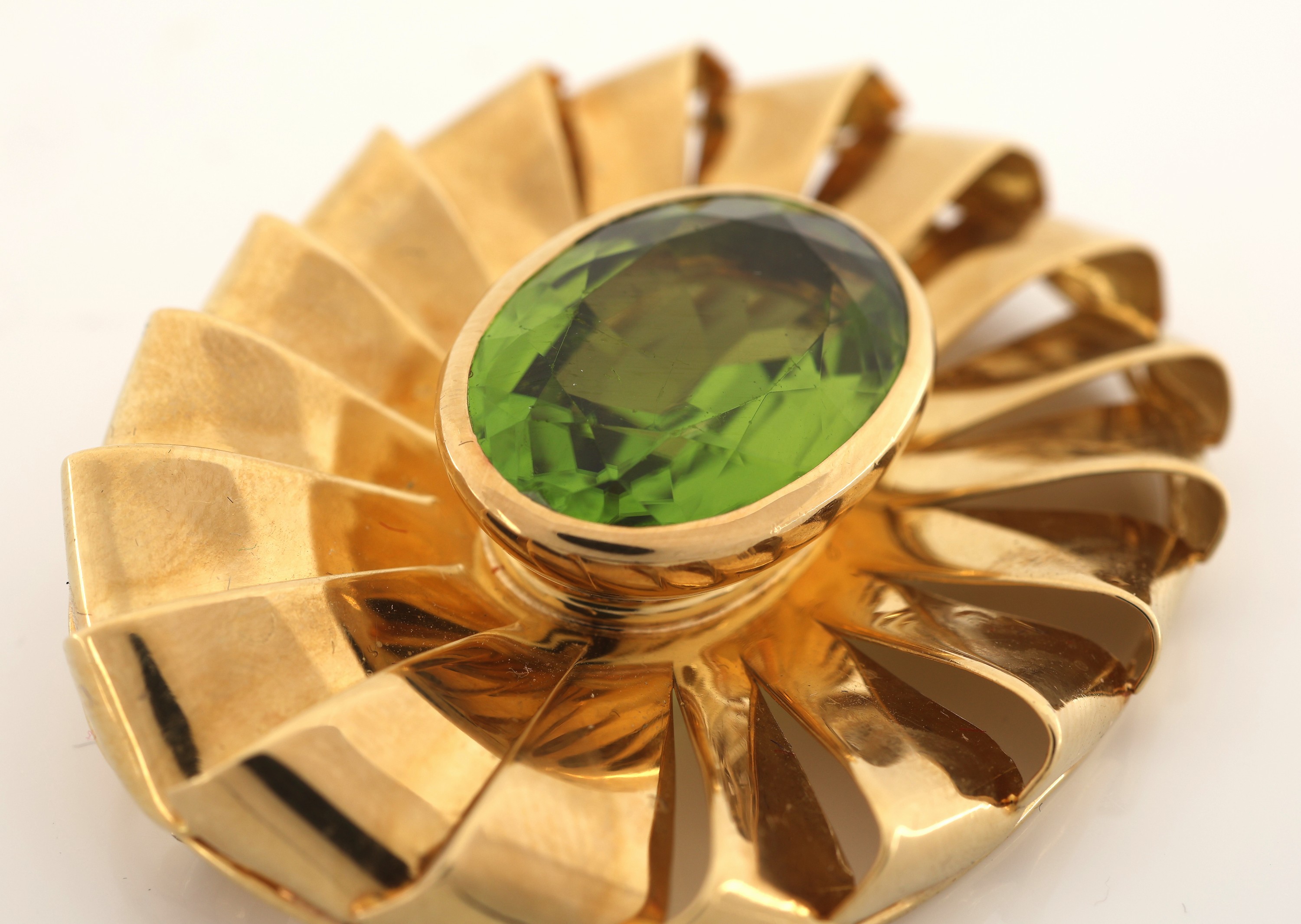 Detail c: 18 kt Gold Peridot-Brosche, GG 750/000 gepr., geschwungen, mittig ovalfacett. Peridotca. 25 ct, ca. 4.8 x 3.8 cm, ca. 20.8 g